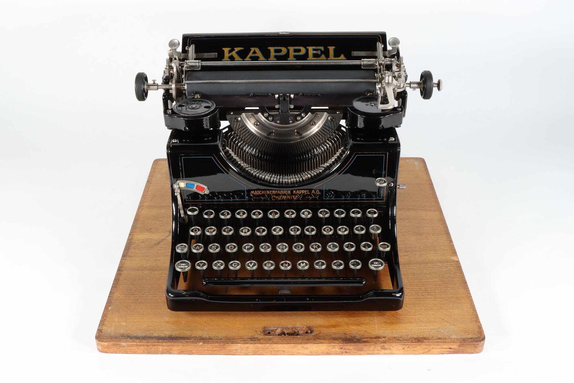 Schreibmaschine, Vorderseite (Industriemuseum Chemnitz; Fotografin: Carola Hütcher CC BY-NC-SA)