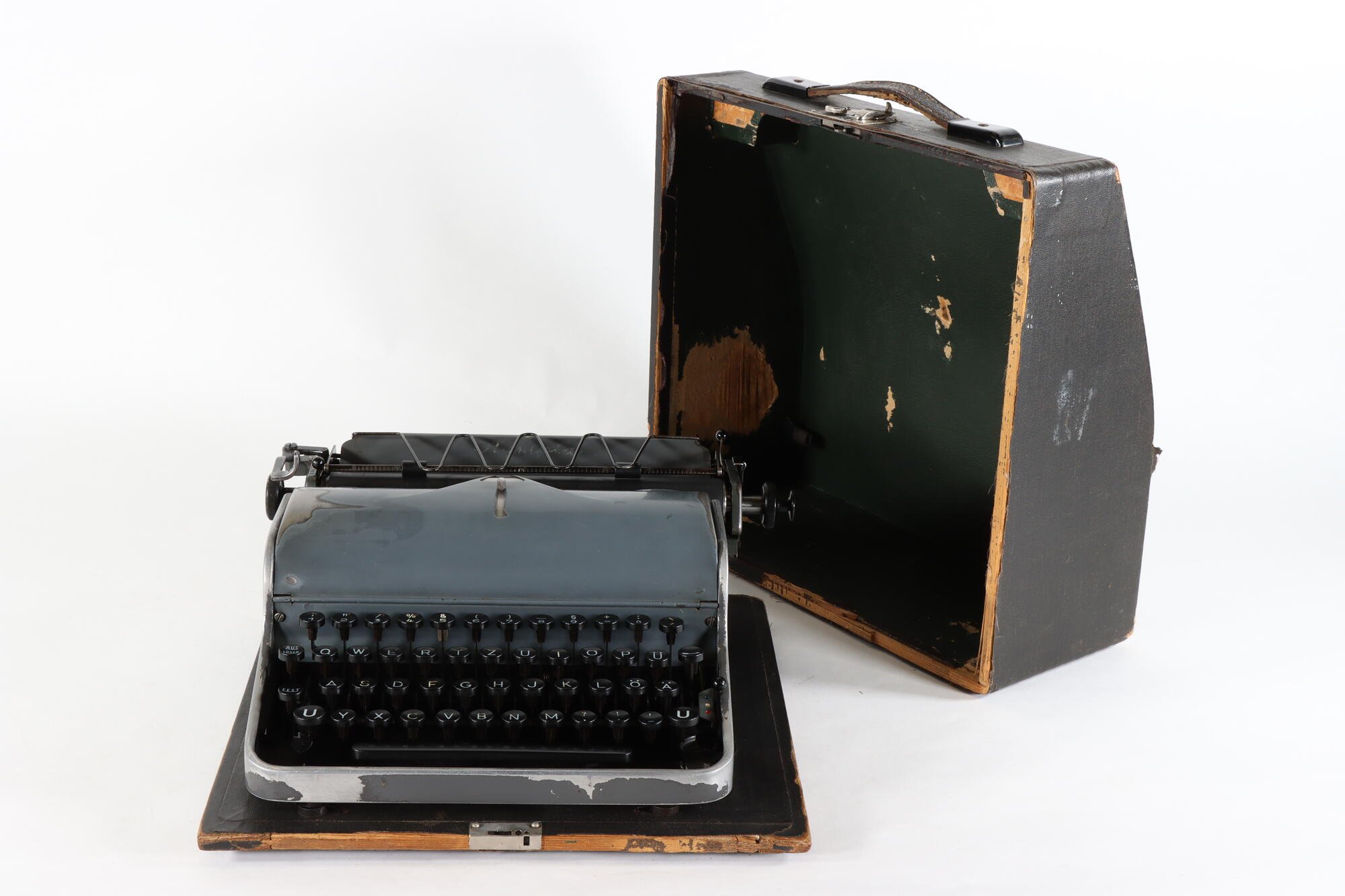 Schreibmaschine, Front mit geöffneten Koffer (Industriemuseum Chemnitz; Fotografin: Marion Kaiser CC BY-NC-SA)