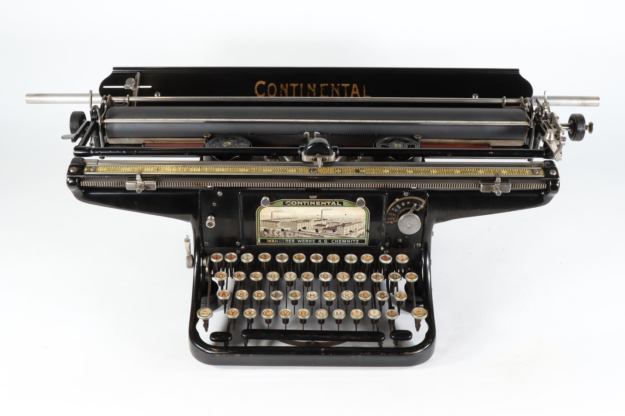 Schreibmaschine, Vorderseite (Industriemuseum Chemnitz; Fotografin: Carola Hütcher CC BY-NC-SA)