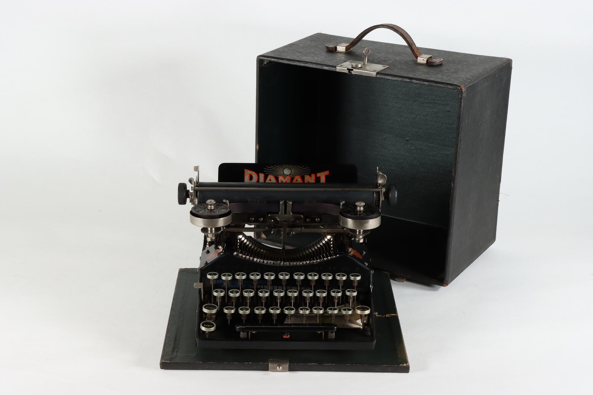 Schreibmaschine, Front mit Koffer geöffnet (Industriemuseum Chemnitz; Fotografin: Marion Kaiser CC BY-NC-SA)