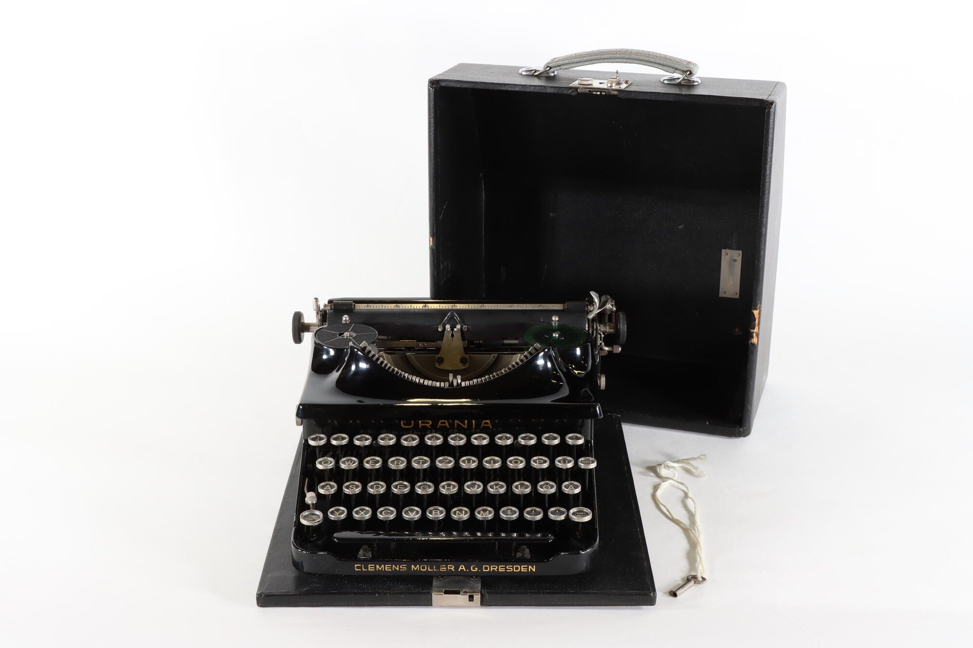 Schreibmaschine, Front Koffer geöffnet (Industriemuseum Chemnitz; Fotografin: Marion Kaiser CC BY-NC-SA)
