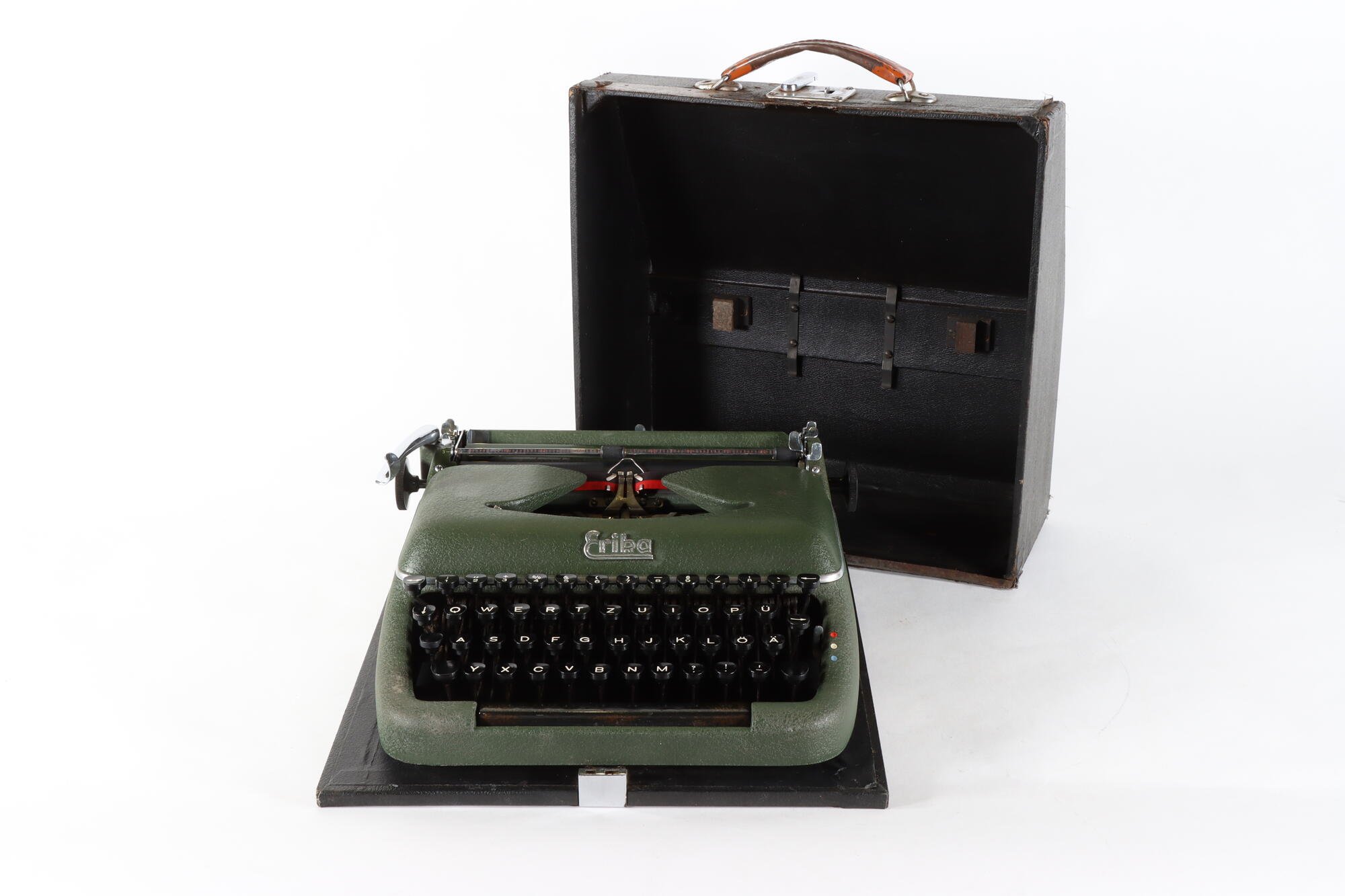 Schreibmaschine, Front mit Koffer geöffnet (Industriemuseum Chemnitz; Fotografin: Marion Kaiser CC BY-NC-SA)