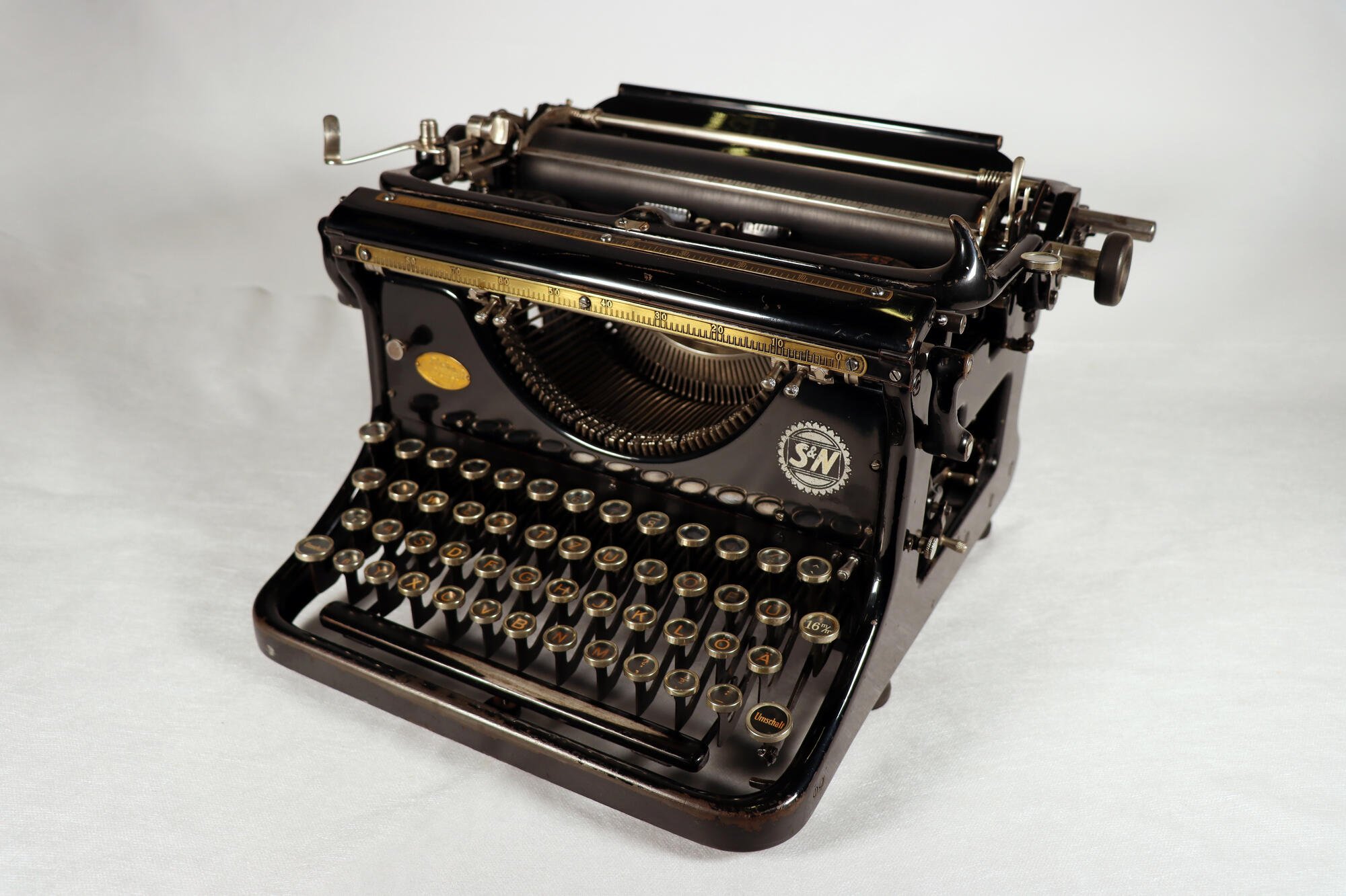 Schreibmaschine, Seitenansicht (Industriemuseum Chemnitz; Fotografin: Carola Hütcher CC BY-NC-SA)
