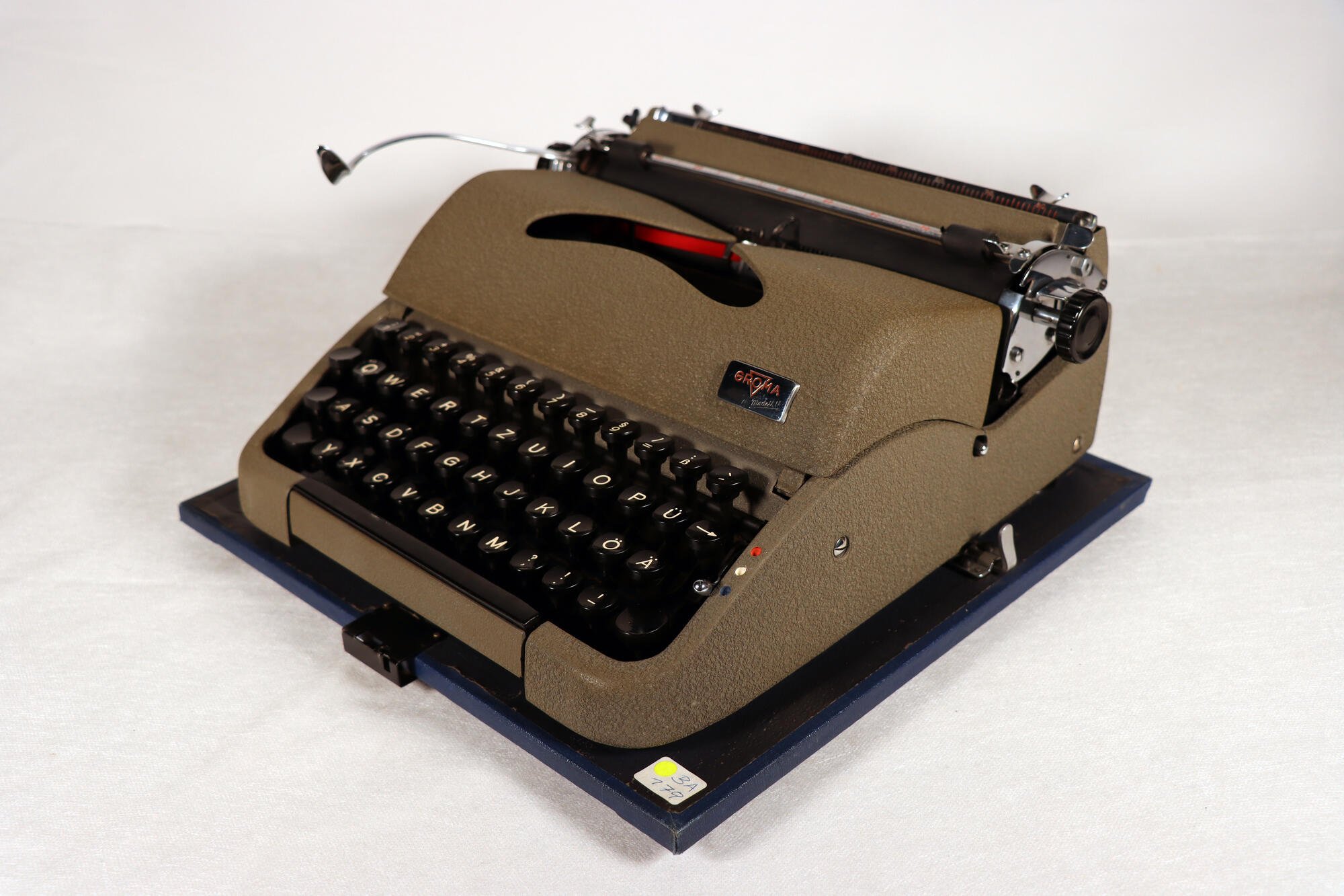 Schreibmaschine, Seitenansicht (Industriemuseum Chemnitz; Fotografin: Carola Hütcher CC BY-NC-SA)