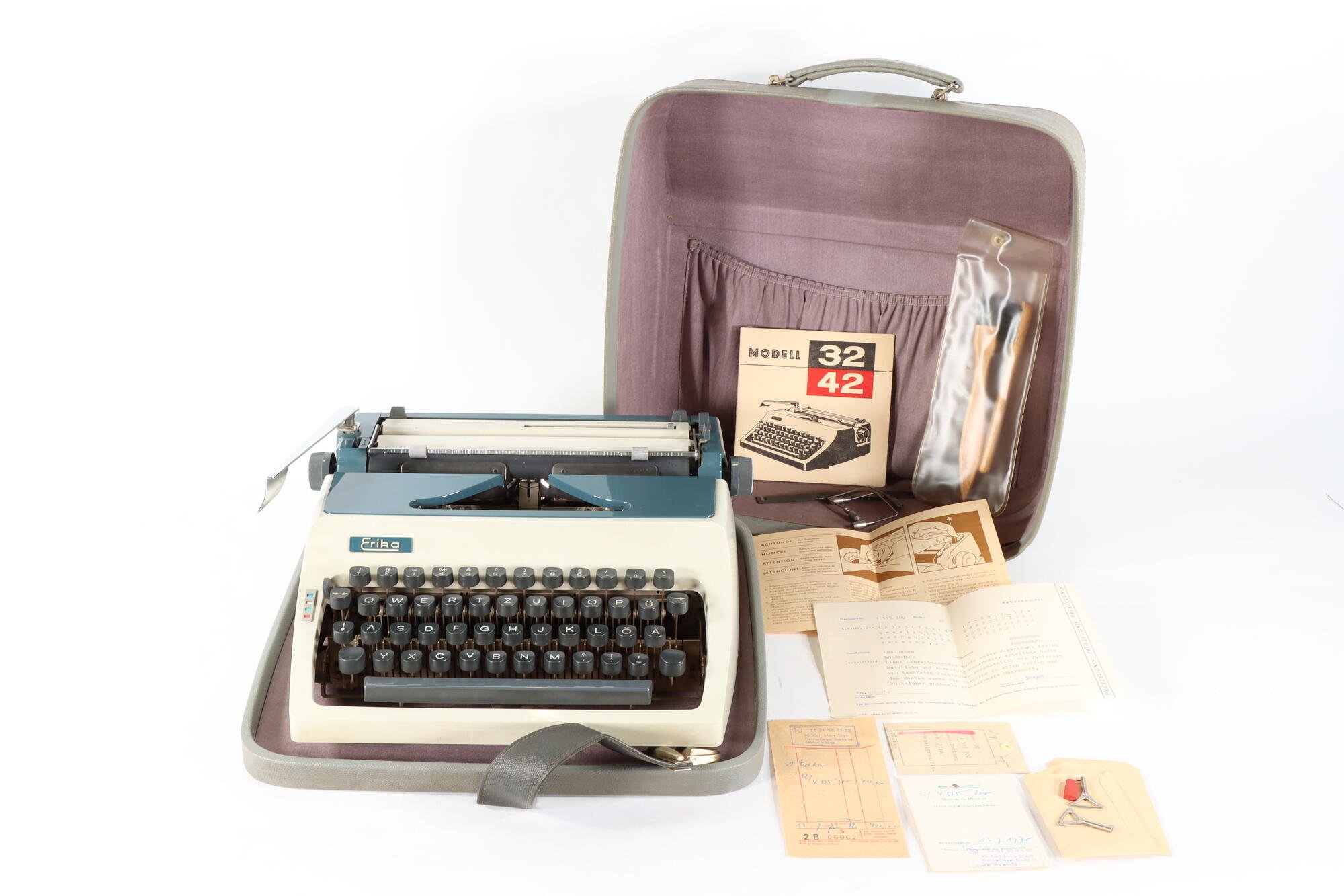 Schreibmaschine, Front mit Koffer und Zubehör (Industriemuseum Chemnitz; Fotografin: Marion Kaiser CC BY-NC-SA)