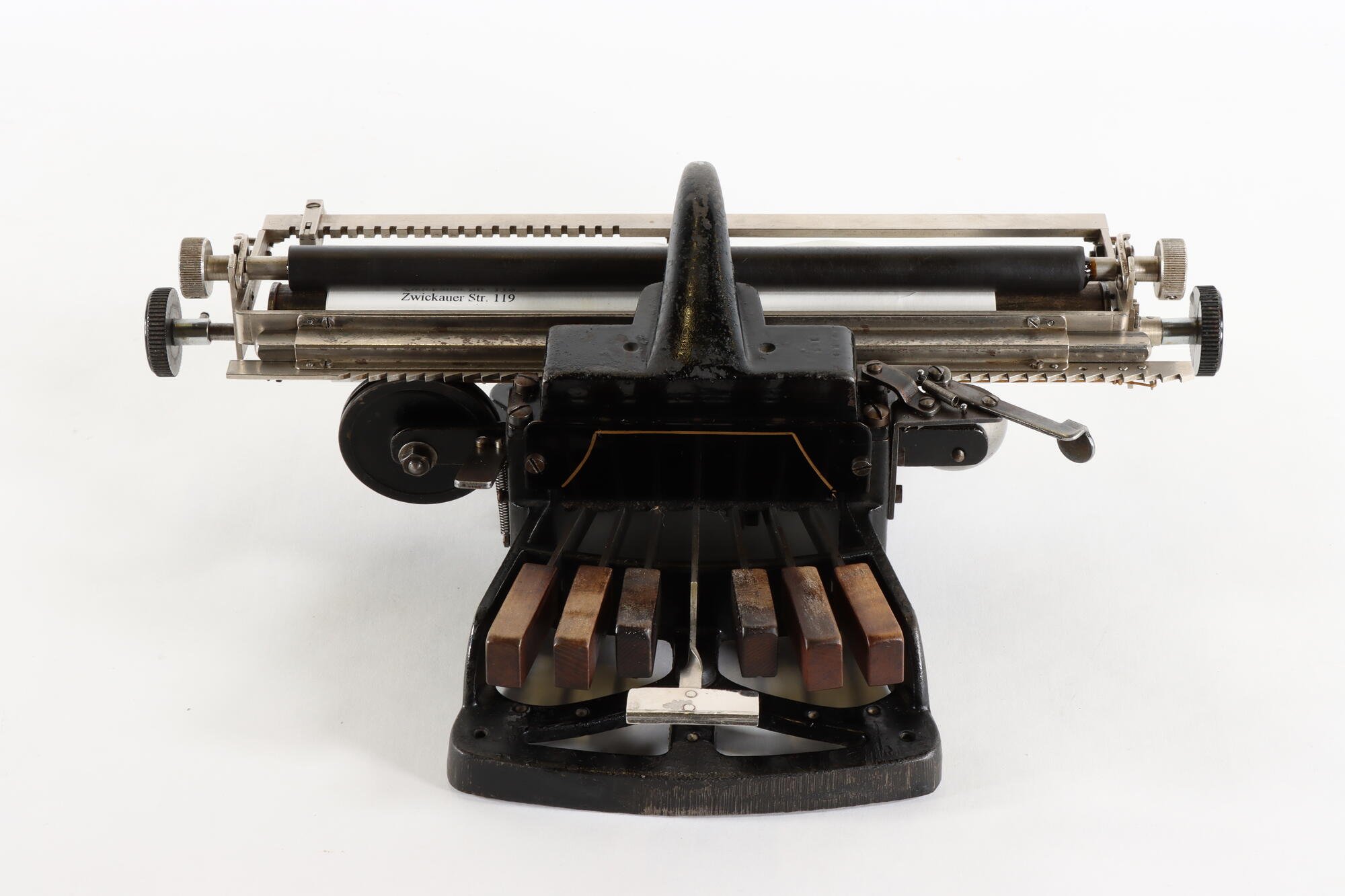 Blindenschreibmaschine, Front (Industriemuseum Chemnitz; Fotografin: Marion Kaiser CC BY-NC-SA)