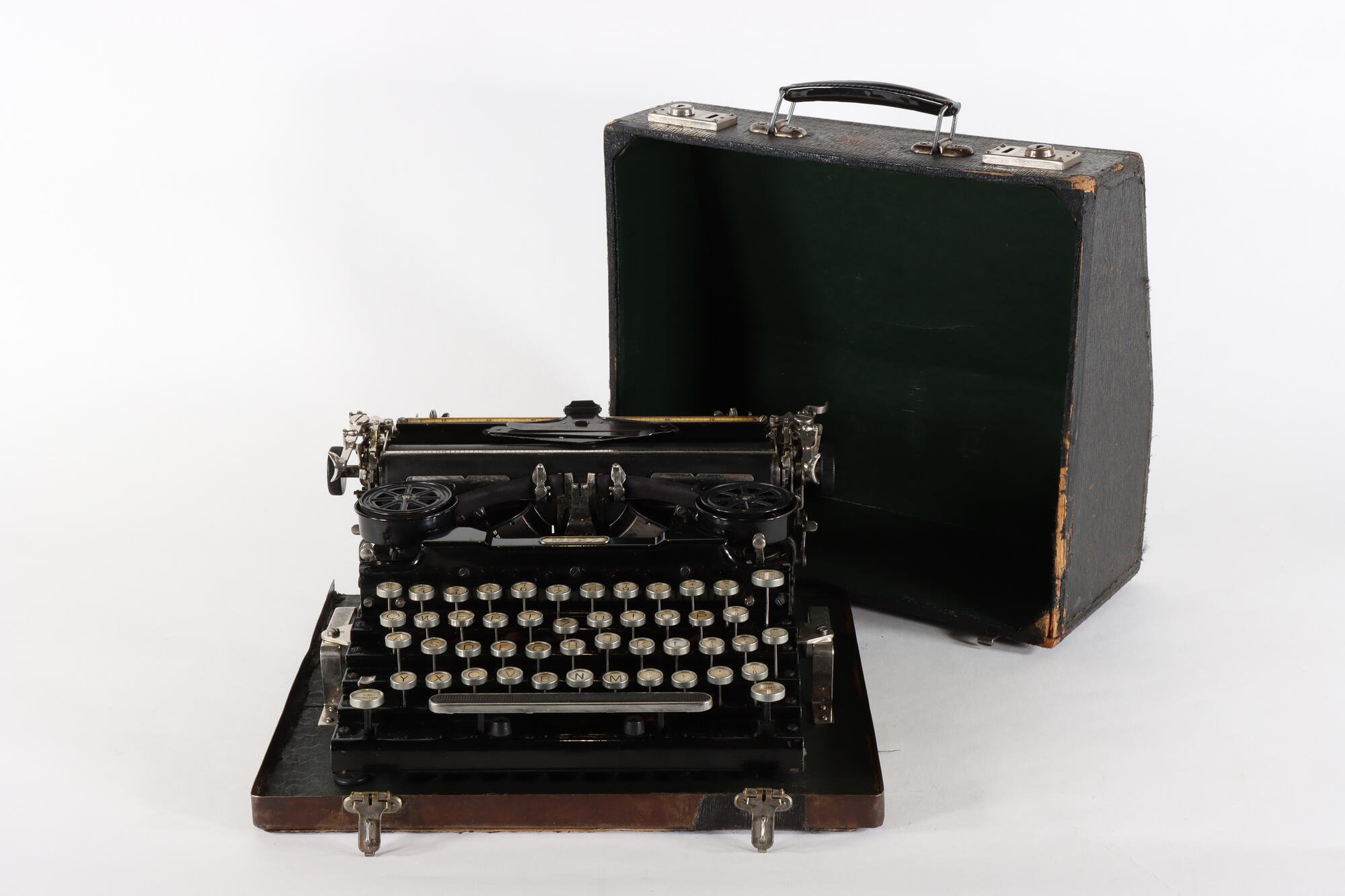Schreibmaschine, Front mit Koffer (Industriemuseum Chemnitz; Fotografin: Marion Kaiser CC BY-NC-SA)