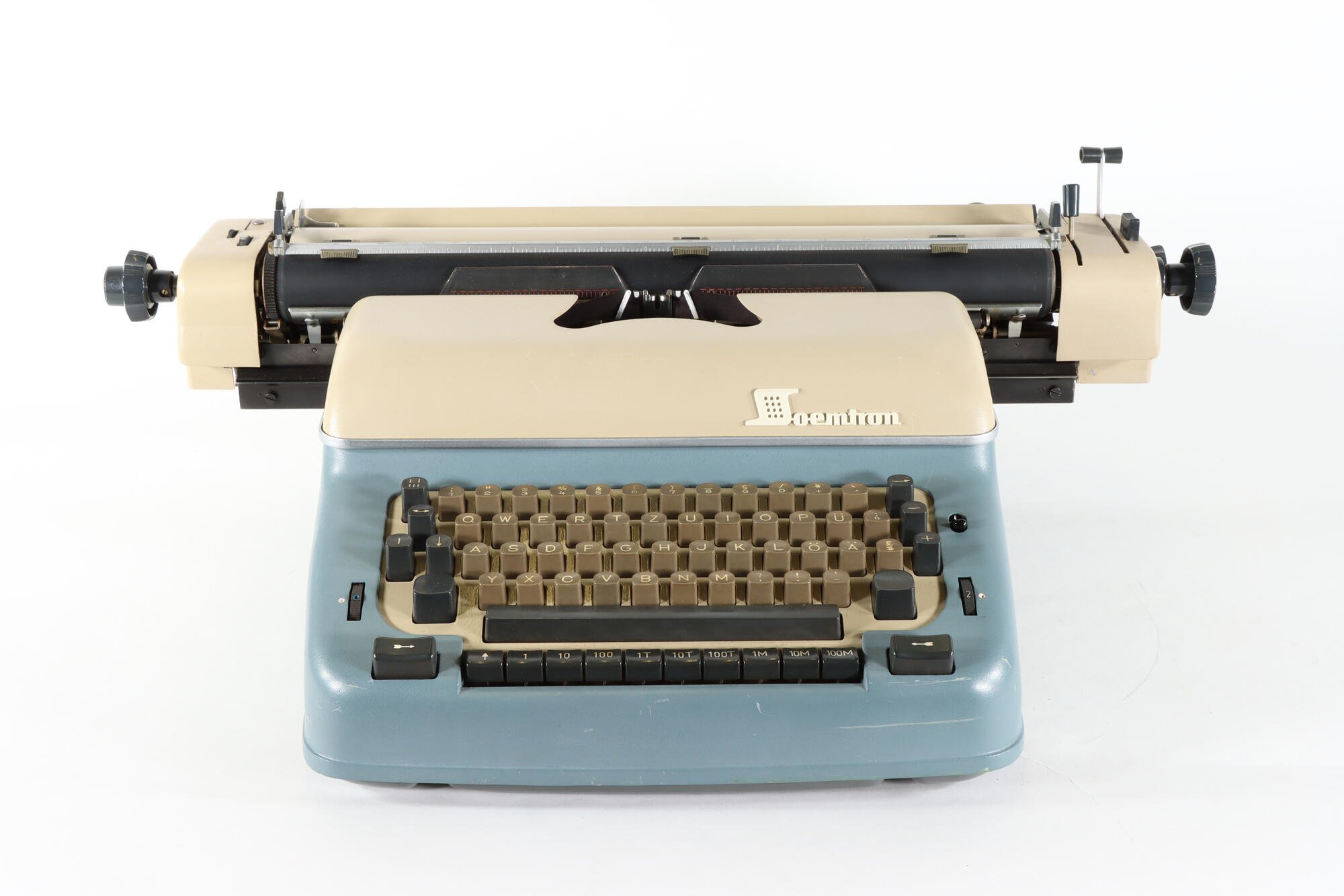 Schreibmaschine, Front (Fotografin: Marion Kaiser CC BY-NC-SA)