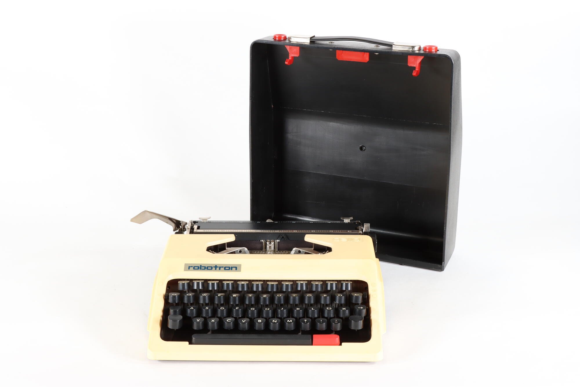 Schreibmaschine, Front mit Koffer (Industriemuseum Chemnitz; Fotografin: Marion Kaiser CC BY-NC-SA)