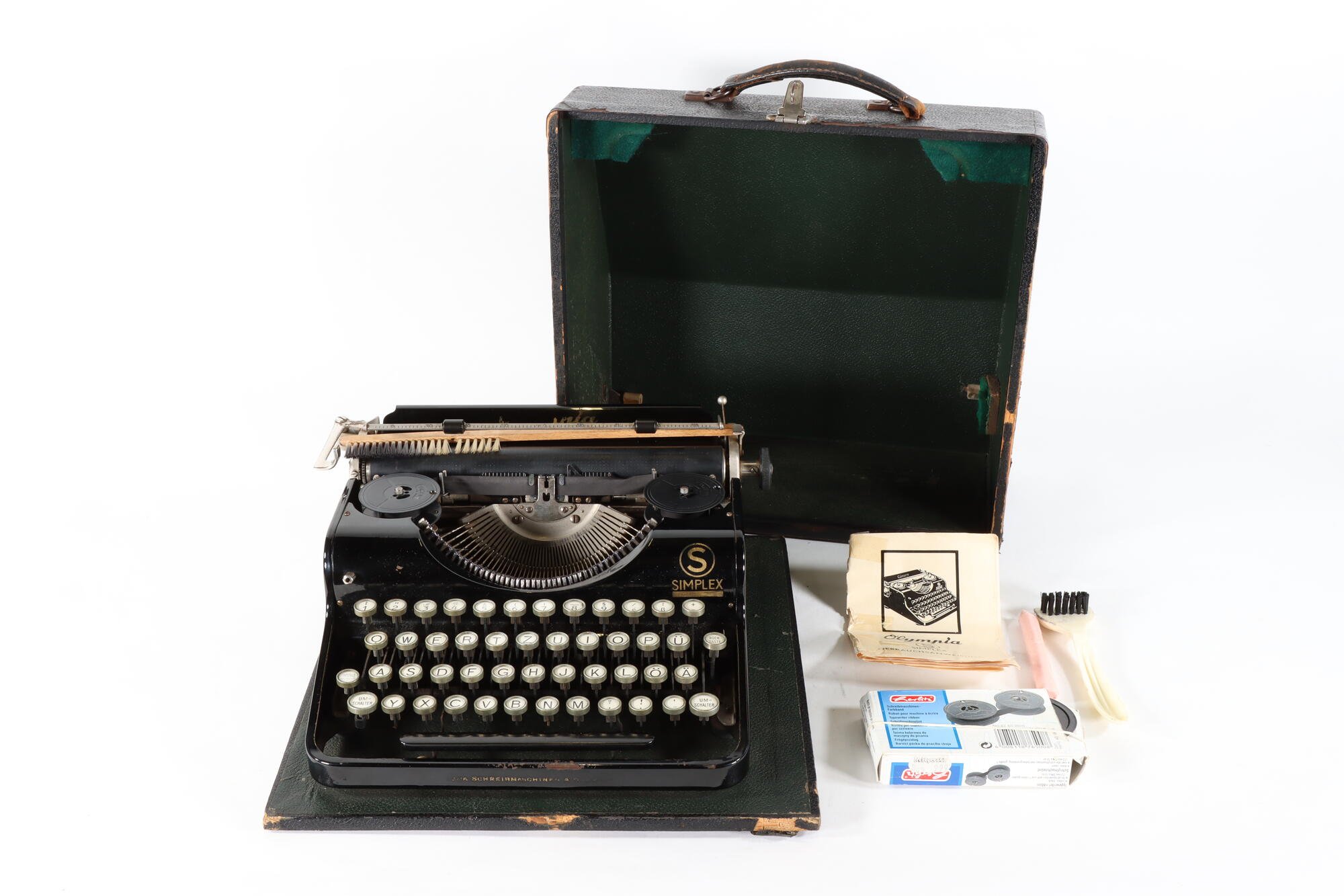 Schreibmaschine, Front mit Zubehör (Industriemuseum Chemnitz; Fotografin: Marion Kaiser CC BY-NC-SA)