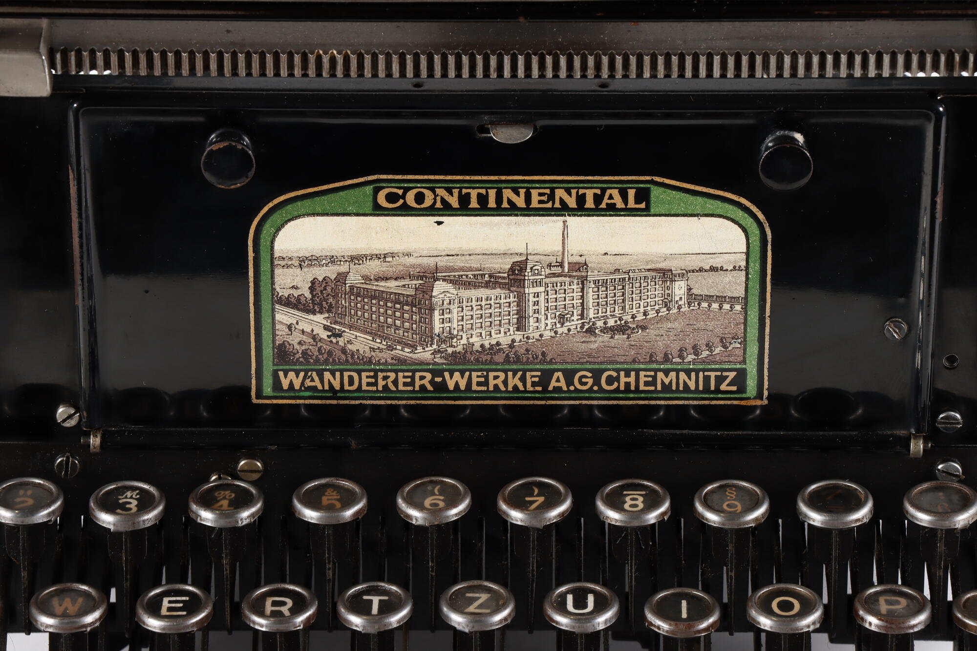 Schreibmaschine, Front Detail (Industriemuseum Chemnitz; Fotografin: Marion Kaiser CC BY-NC-SA)