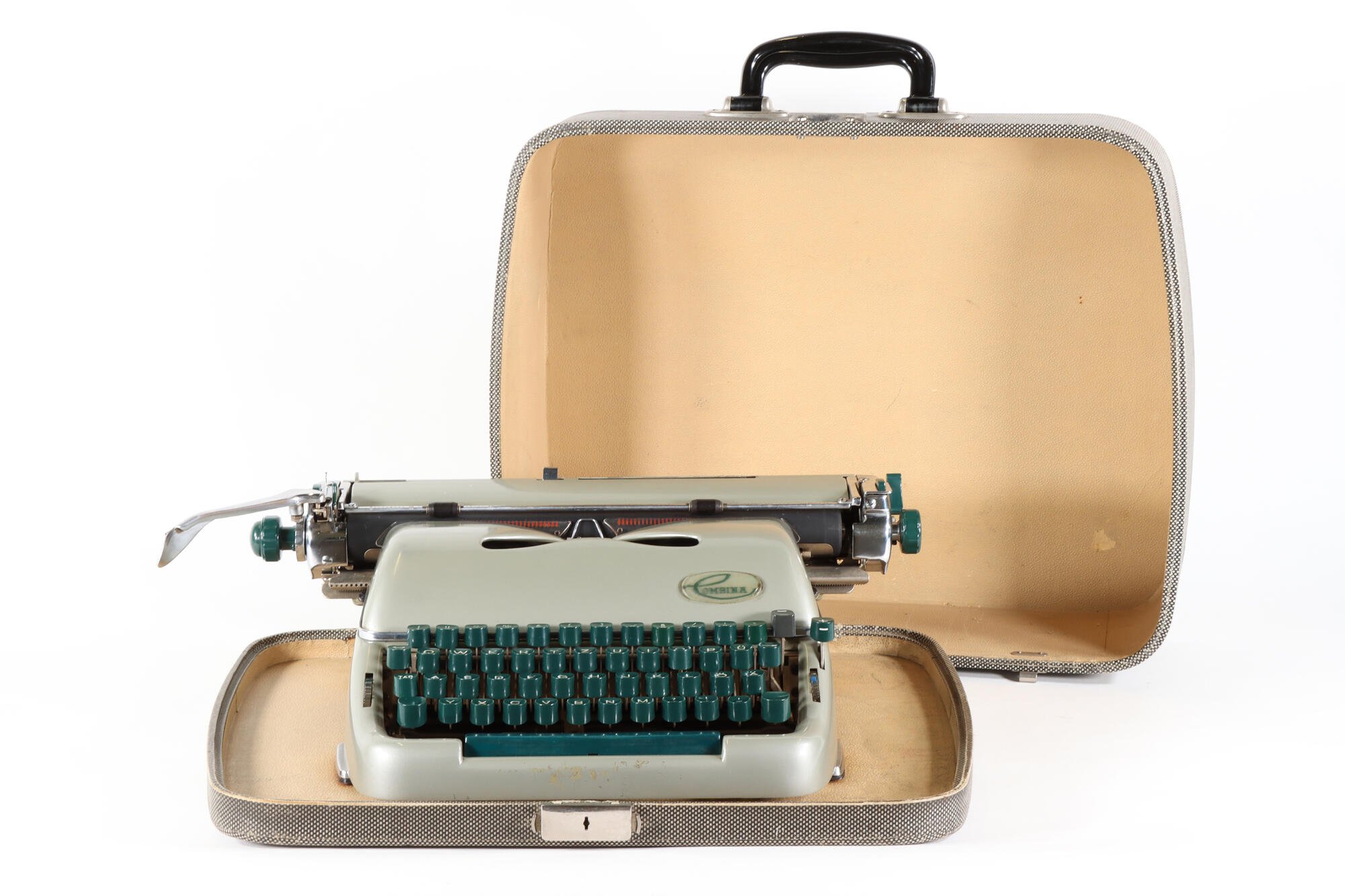 Schreibmaschine, Front mit Deckel (Industriemuseum Chemnitz; Fotografin: Sophie Schönfeld CC BY-NC-SA)