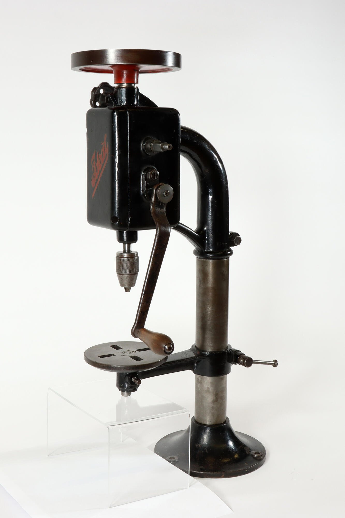 Tischbohrmaschine, Front (Industriemuseum Chemnitz; Fotografin: Marion Kaiser CC BY-NC-SA)