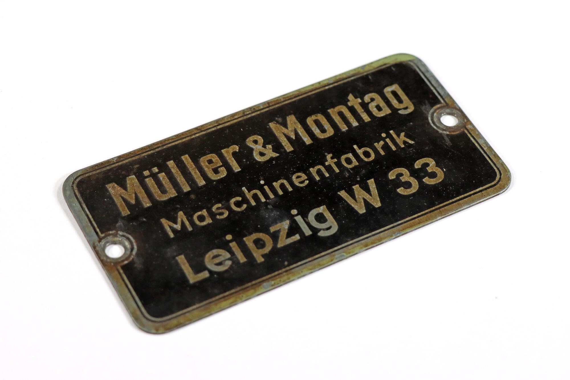Maschinenschild, seitlich (Industriemuseum Chemnitz; Fotografin: Marion Kaiser CC BY-NC-SA)