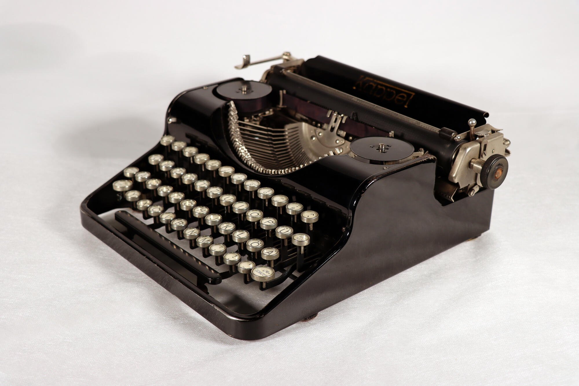 Schreibmaschine, Front seitlich (Industriemuseum Chemnitz; Fotografin: Carola Hütcher CC BY-NC-SA)