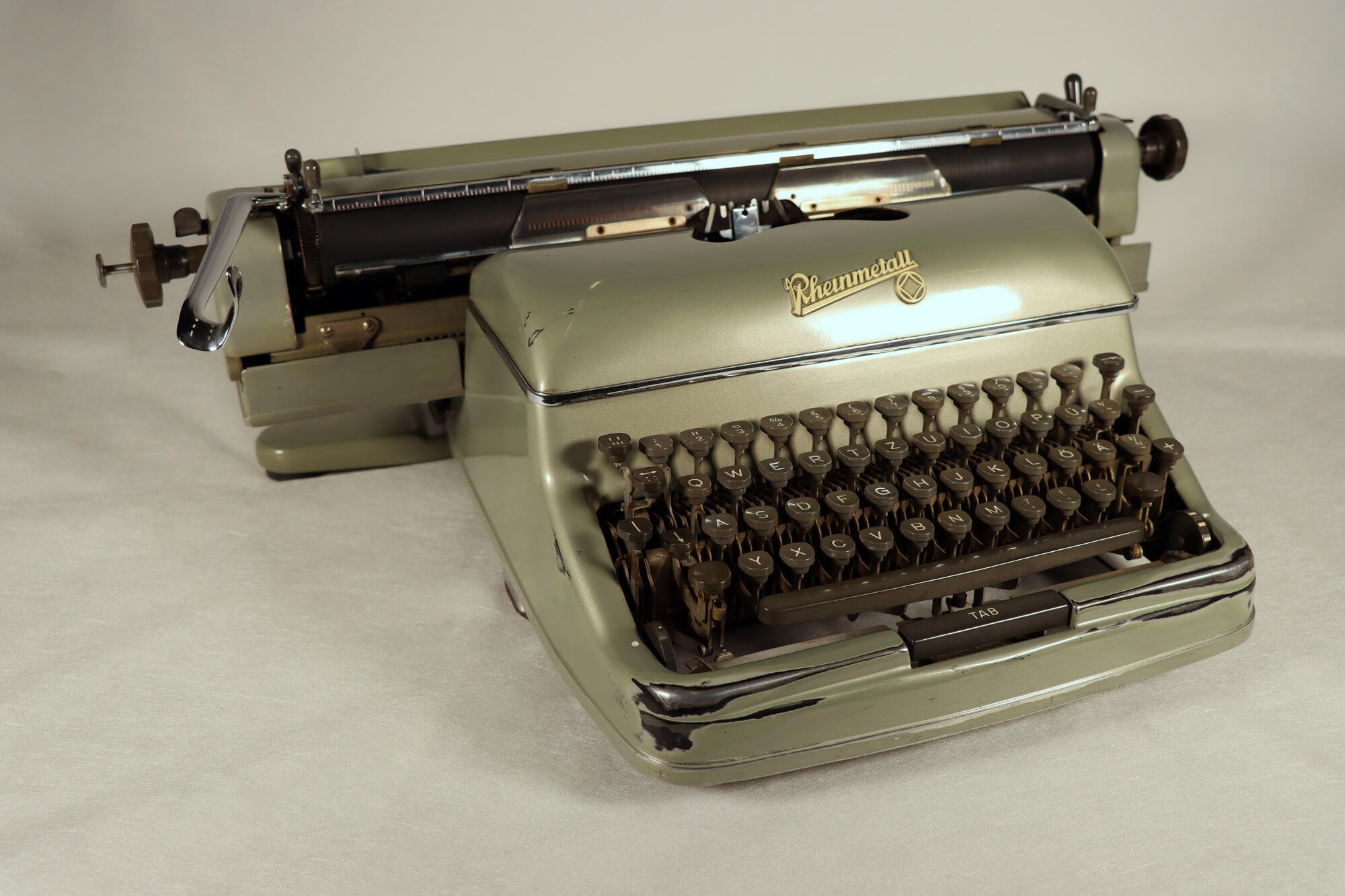 Schreibmaschine, Front seitlich (Industriemuseum Chemnitz; Fotografin: Carola Hütcher CC BY-NC-SA)