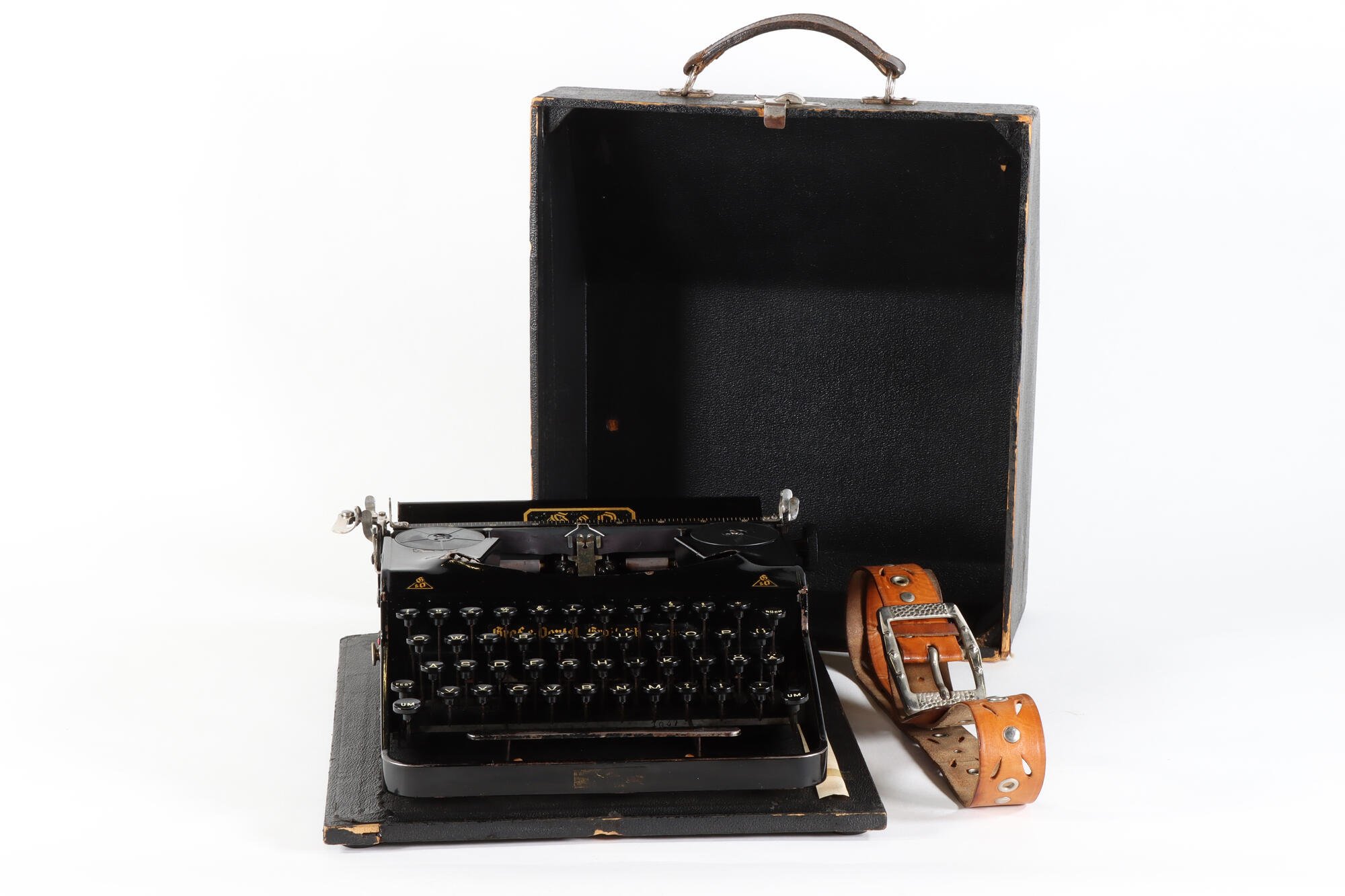 Schreibmaschine, Front mit Deckel (Industriemuseum Chemnitz; Fotografin: Sophie Schönfeld CC BY-NC-SA)