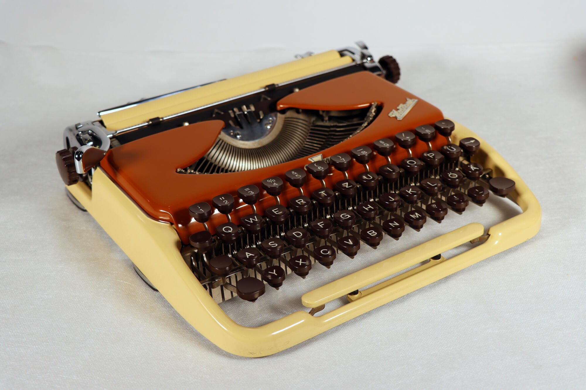 Schreibmaschine, Front (Industriemuseum Chemnitz; Fotografin: Carola Hütcher CC BY-NC-SA)