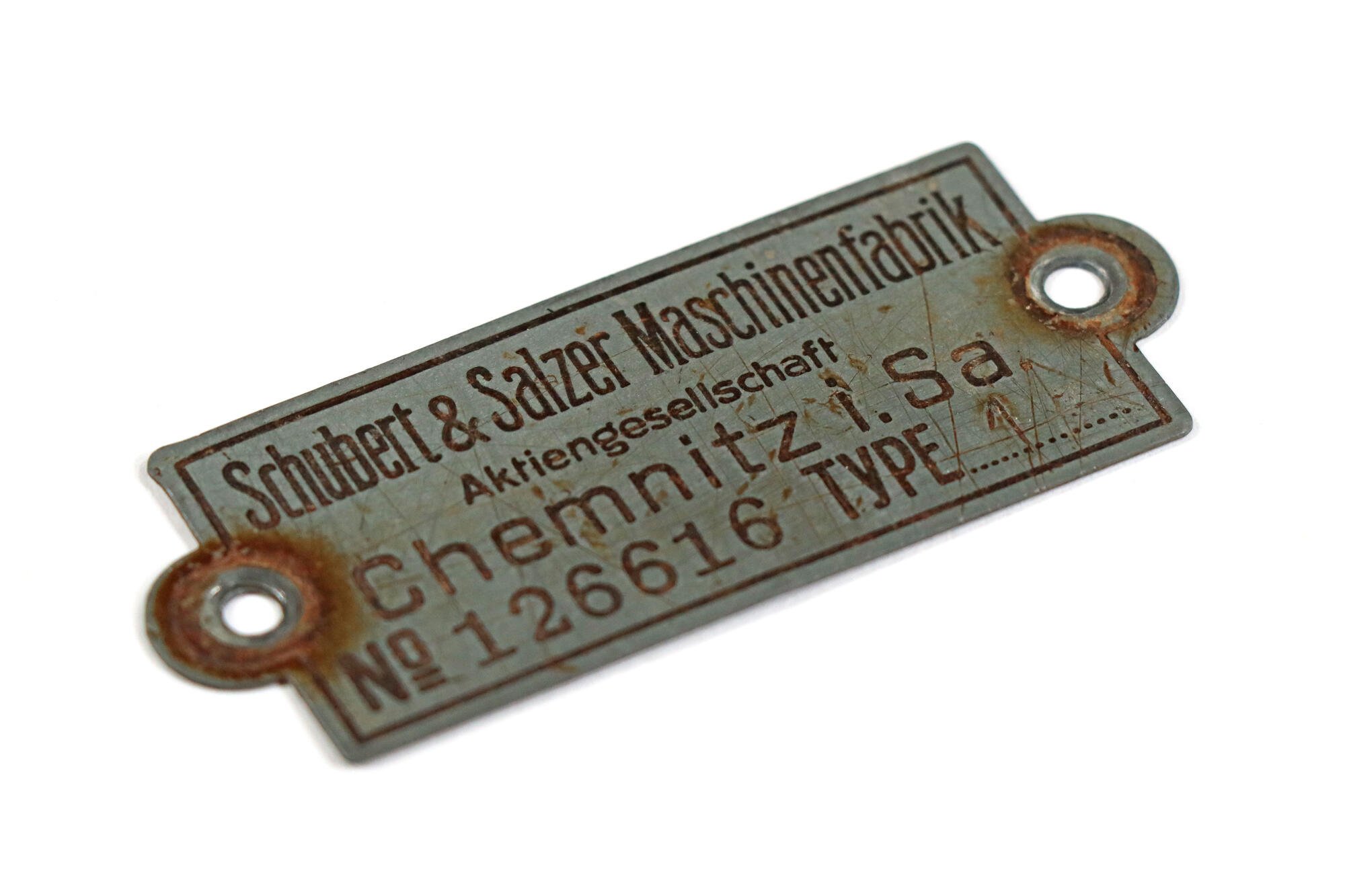 Maschinenschild, seitlich (Industriemuseum Chemnitz; Fotografin: Marion Kaiser CC BY-NC-SA)