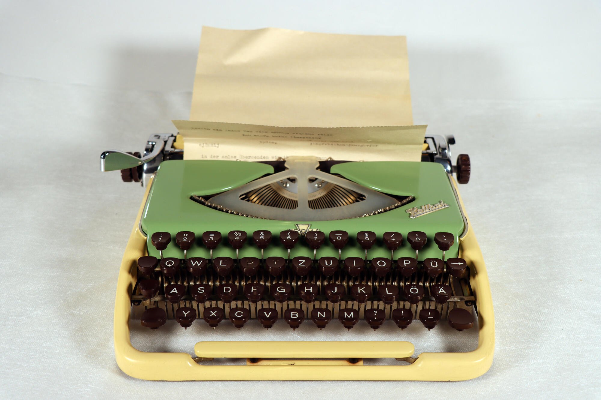 Schreibmaschine, Front (Industriemuseum Chemnitz; Fotografin: Carola Hütcher CC BY-NC-SA)