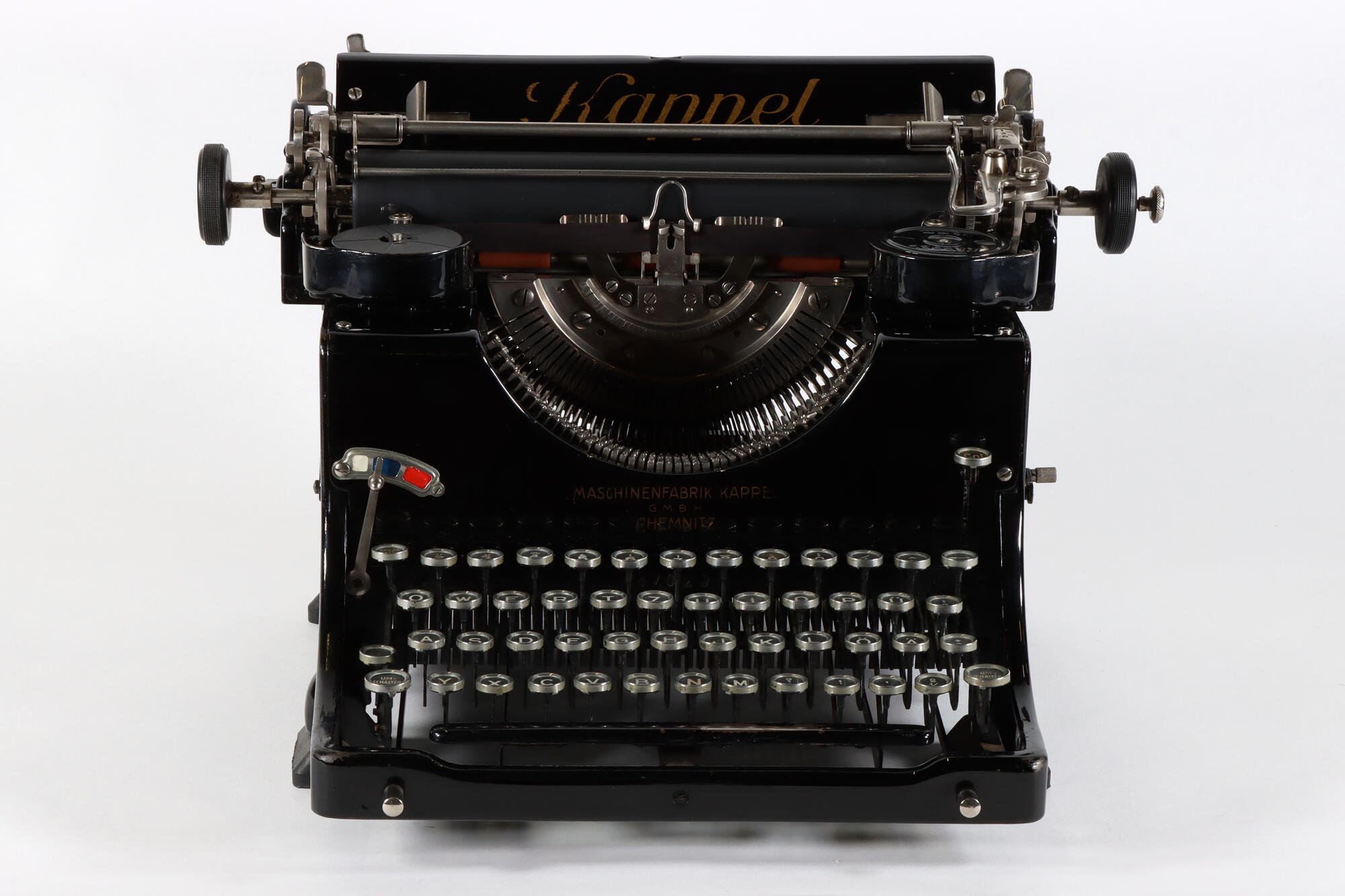 Schreibmaschine, Front (Industriemuseum Chemnitz; Fotografin: Sophie Schönfeld CC BY-NC-SA)