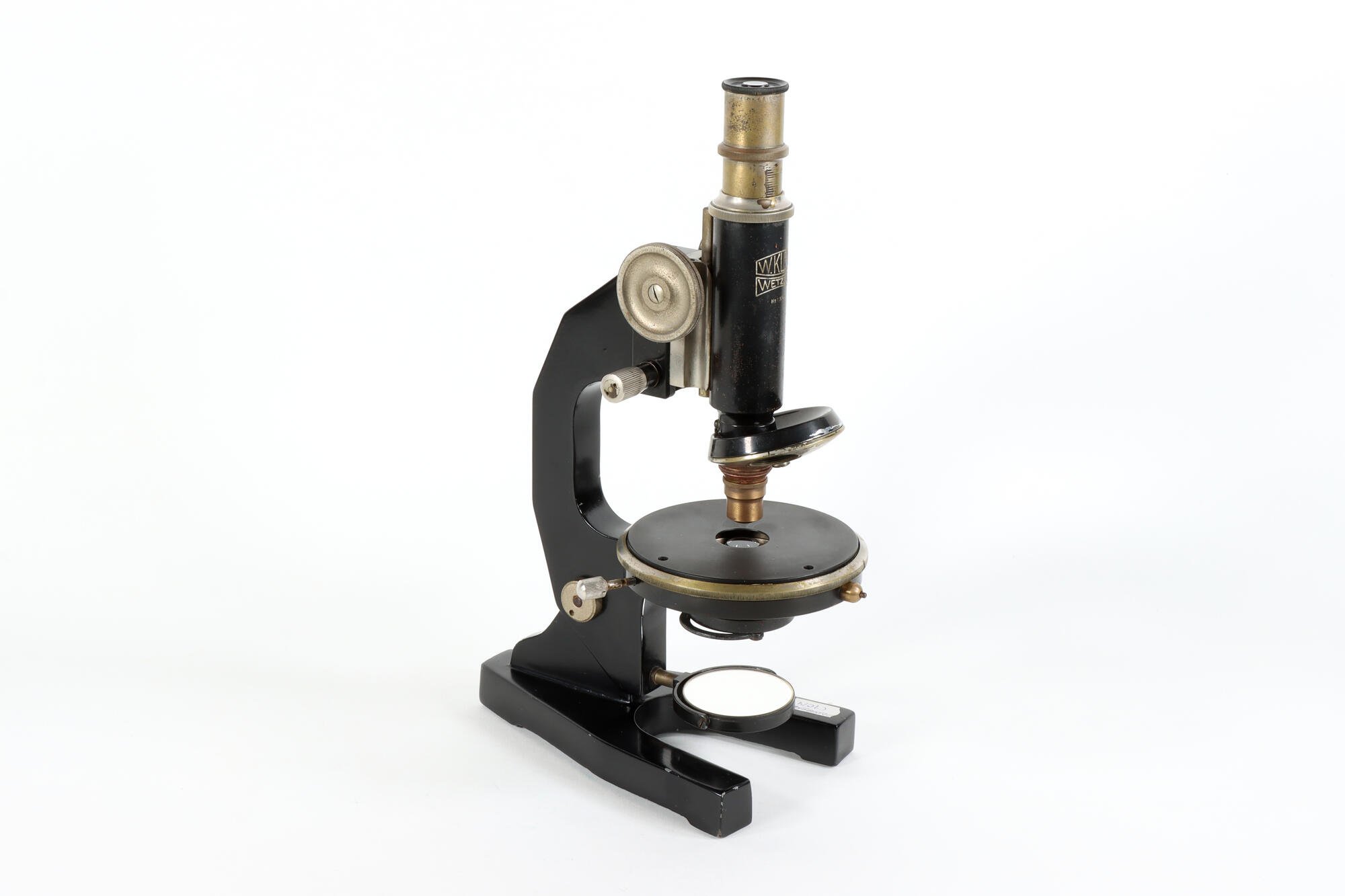 Mikroskop, Front seitlich (Industriemuseum Chemnitz; Fotografin: Marion Kaiser CC BY-NC-SA)