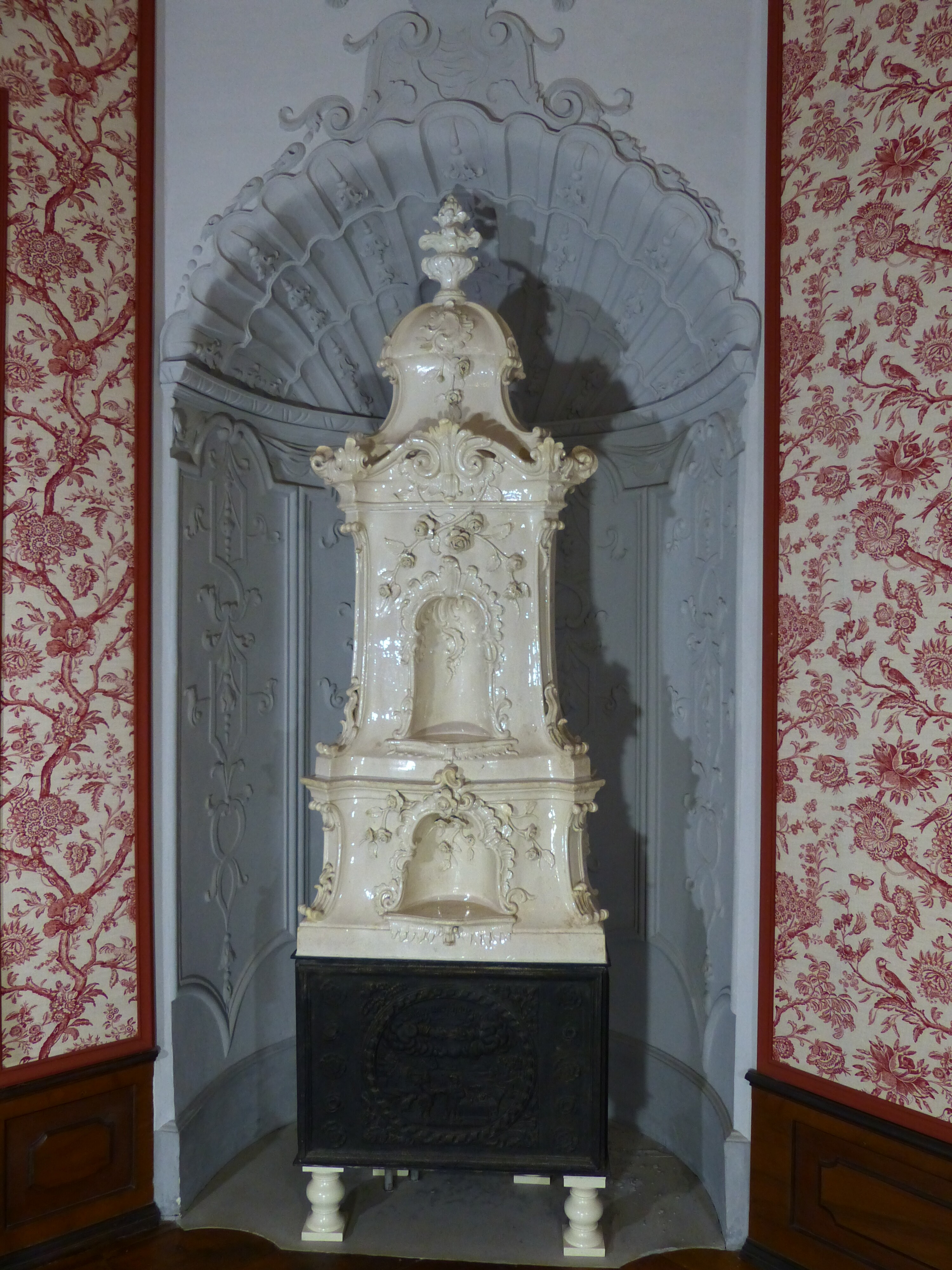Hinterlader-Ofen mit gusseisernem Feuerungskasten (Museum Barockschloss Delitzsch CC BY-NC-SA)