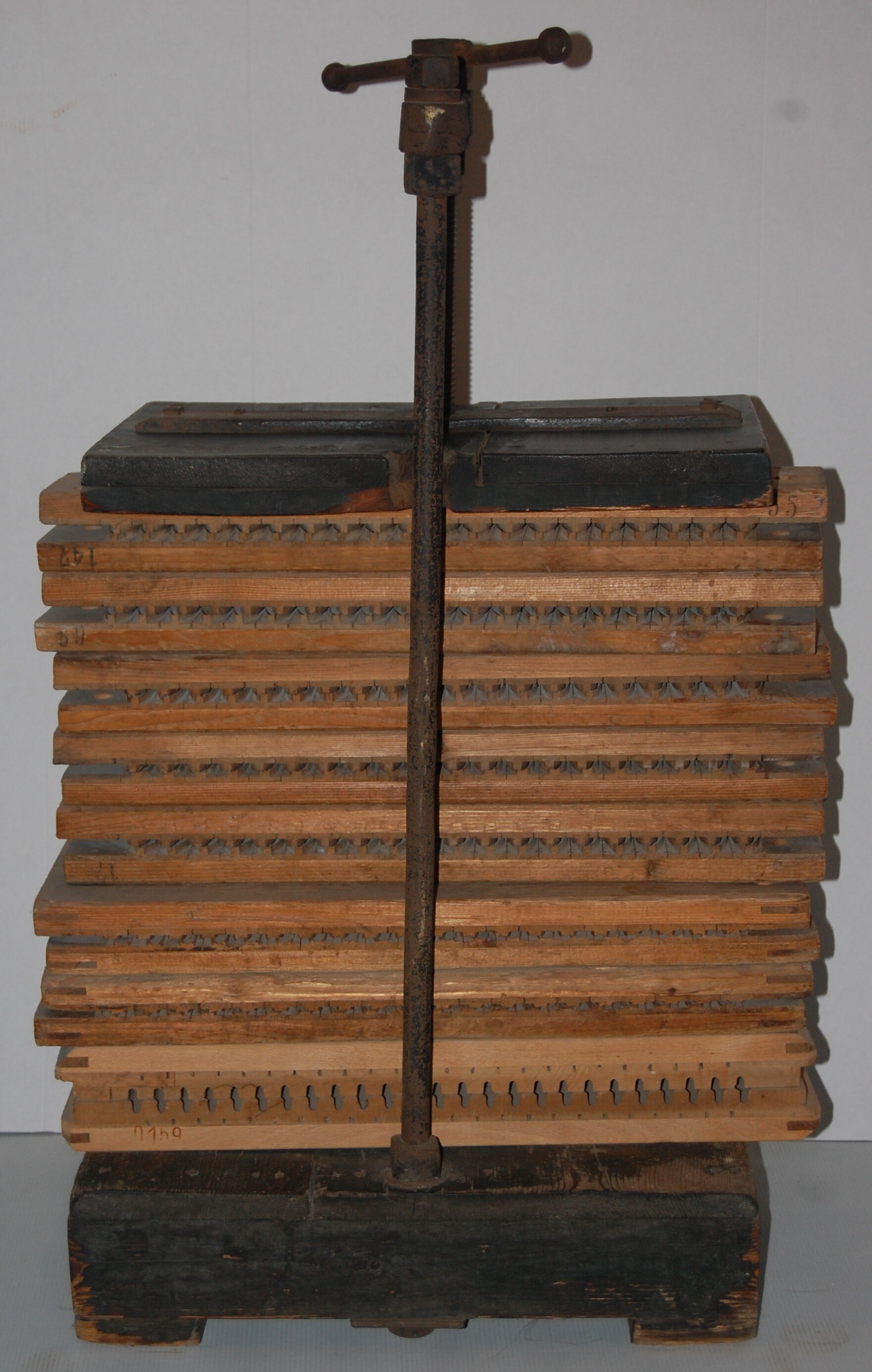 Zigarrenpresse mit Zigarrenformen (Museum Barockschloss Delitzsch CC BY-NC-SA)