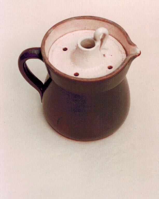 Milchkopftopf aus Ton mit Sicherheitsdeckel (Stadtmuseum Lengenfeld CC BY-NC-SA)