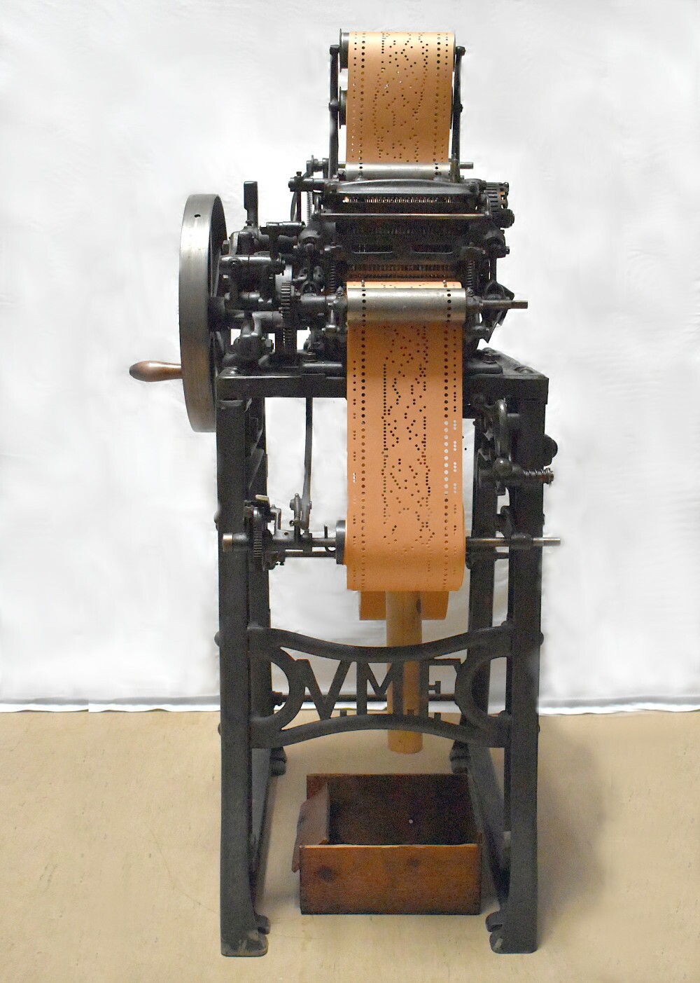 Repetiermaschine mit Handkurbel (Schaustickerei Plauener Spitze CC BY-NC-SA)