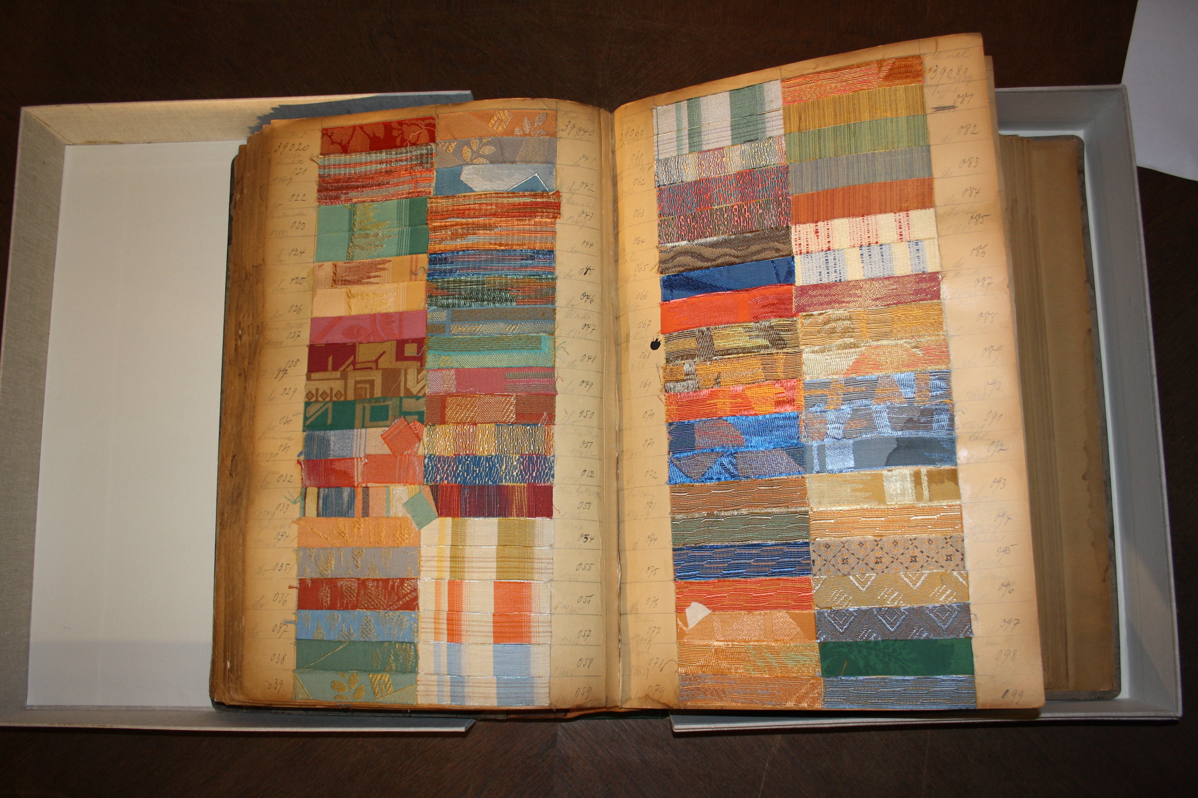 Textilmusterbuch der Weberei J.F.W. Berger (Stadtmuseum Lichtenstein CC BY-NC-SA)