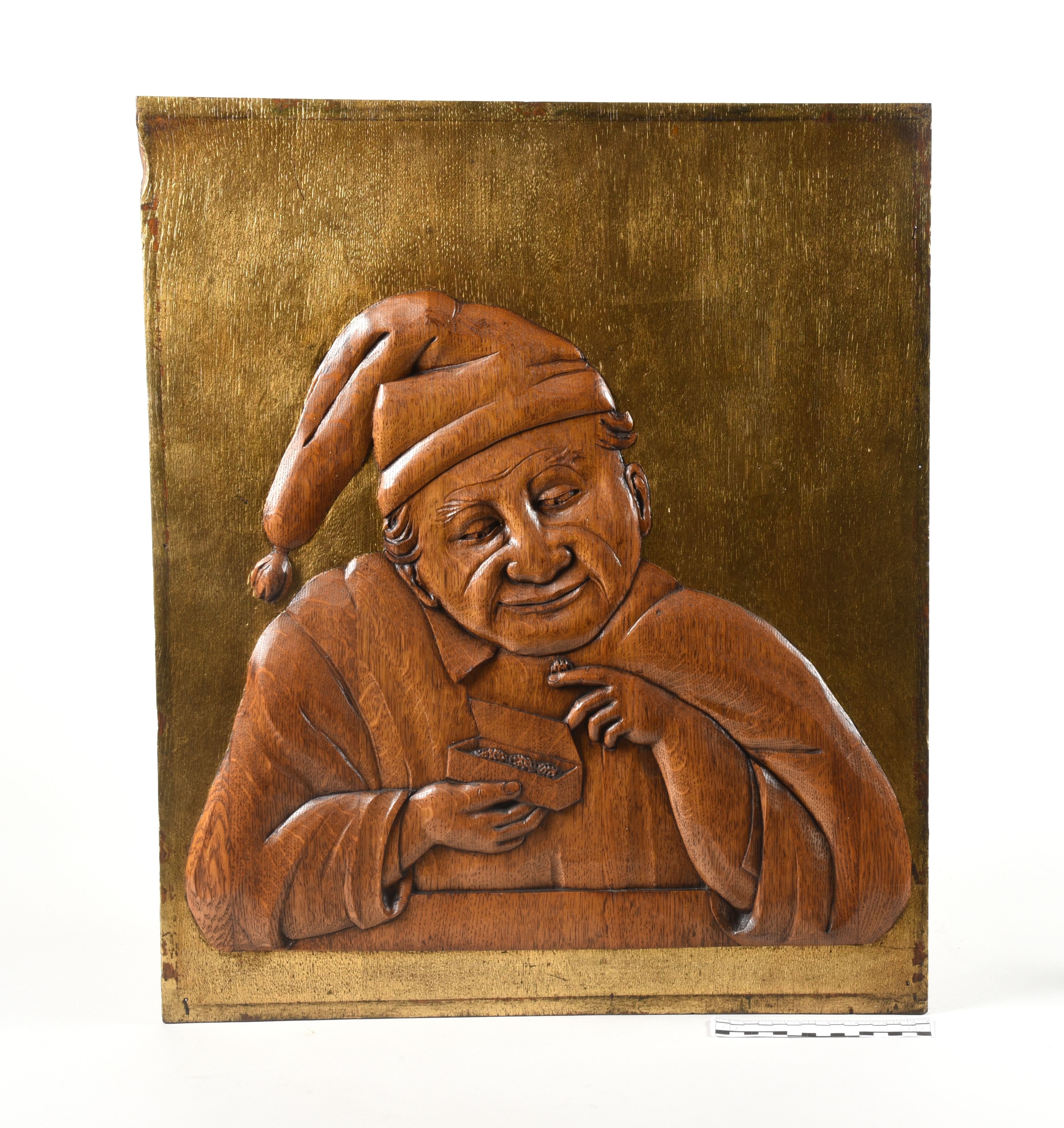 Relieftafel mit Mann, Zipfelmütze und Schnupftabakdose (Stadtmuseum Lichtenstein CC BY-NC-SA)