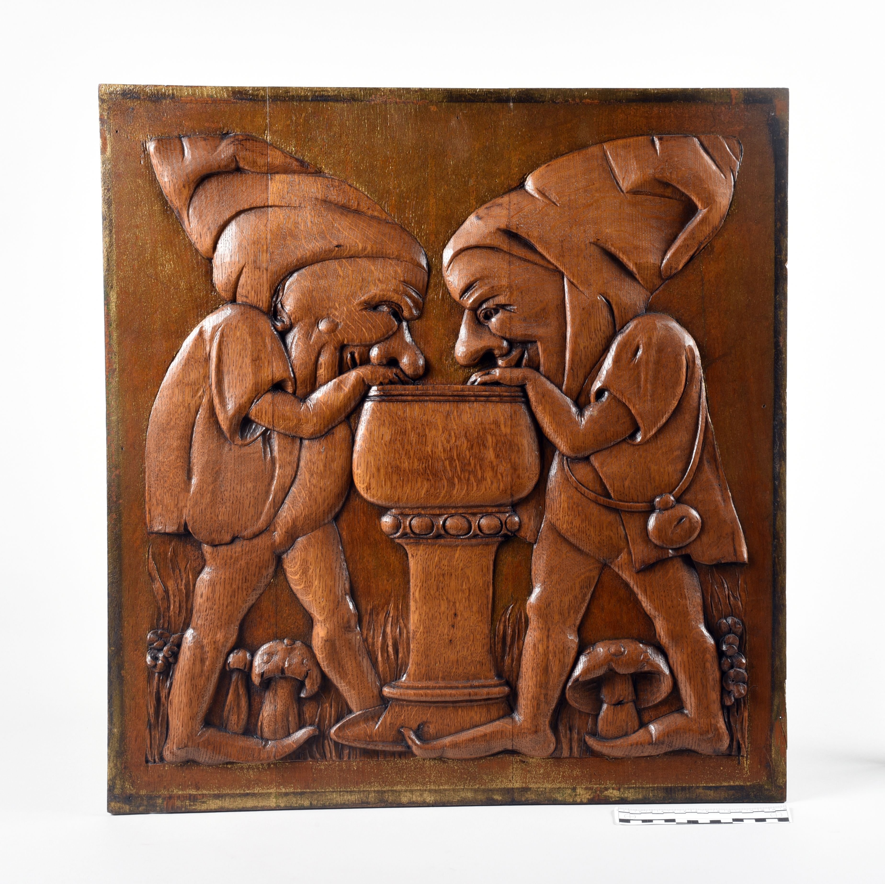 Relieftafel einer Gaststätte mit Zwergen an einem Weinglas (Stadtmuseum Lichtenstein CC BY-NC-SA)