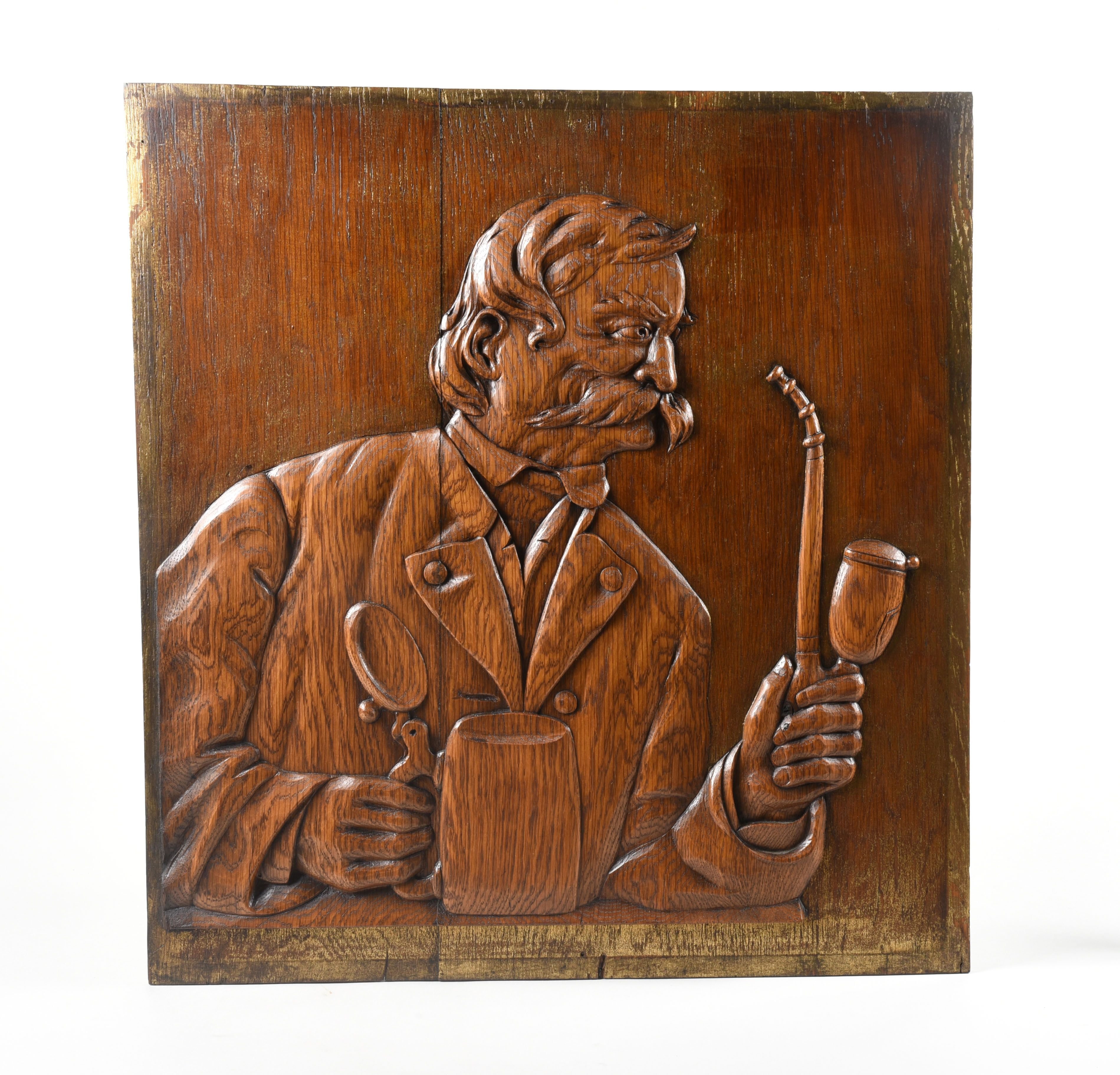 Relieftafel einer Gaststätte mit Pfeife rauchendem Mann (Stadtmuseum Lichtenstein CC BY-NC-SA)