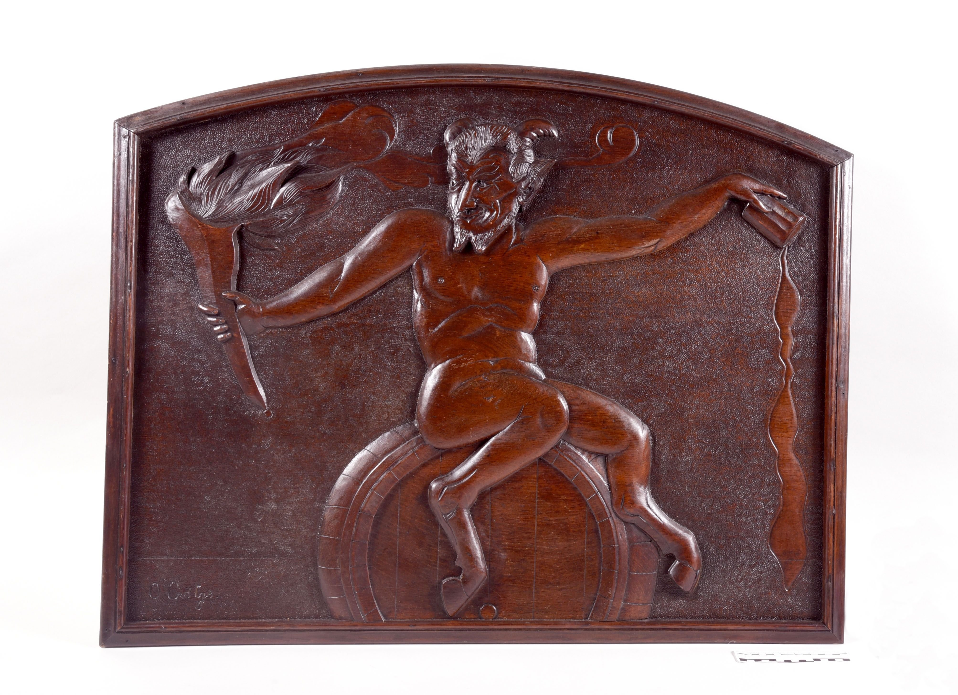 Relieftafel einer Gaststätte mit einem Teufel mit Fackel auf Weinfass (Stadtmuseum Lichtenstein CC BY-NC-SA)