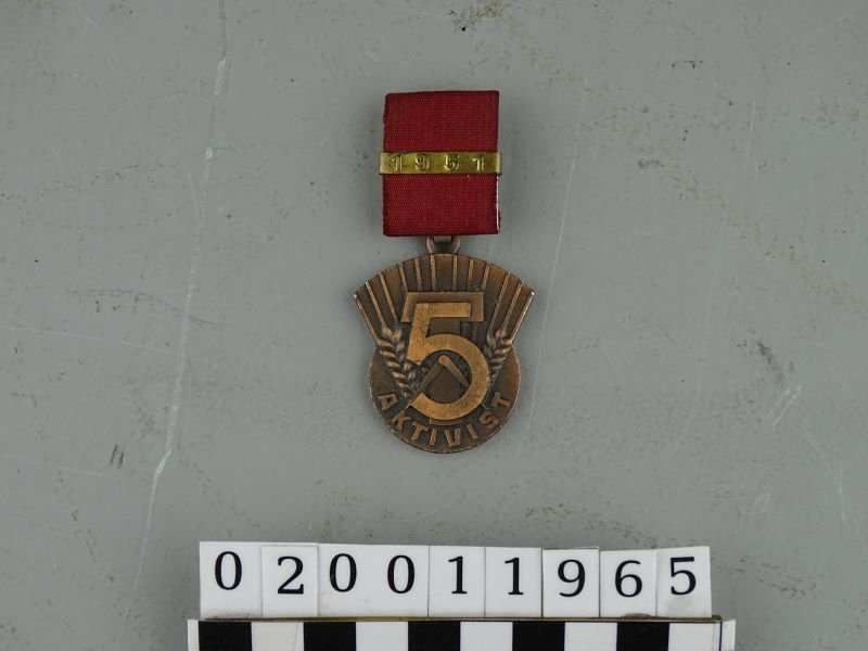 Medaille und Ehrenspange Aktivist des Fünfjahrplanes 1951 (KohleWelt Museum Steinkohlenbergbau Sachsen CC BY-NC-ND)