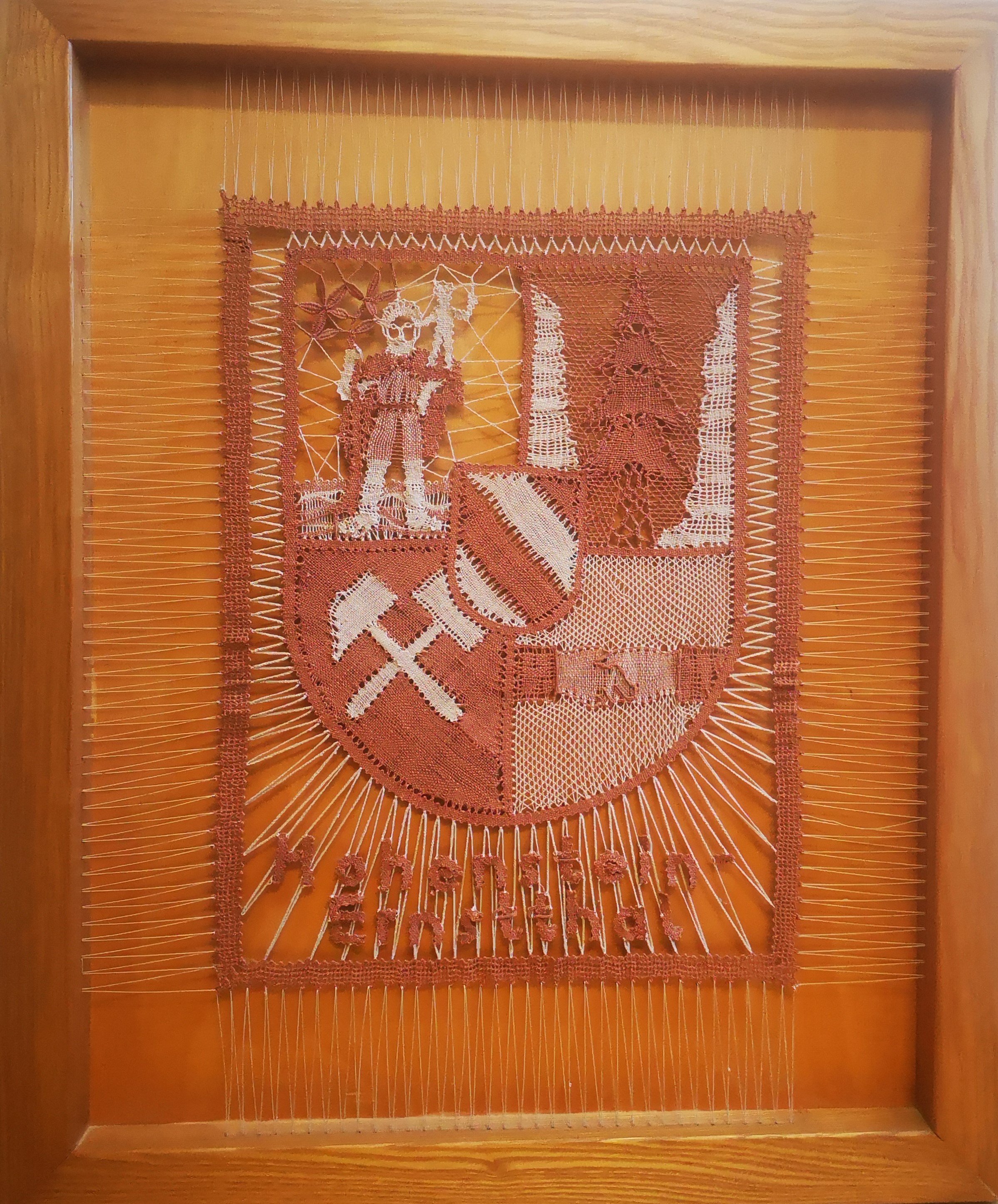 geklöppeltes Stadtwappen Hohenstein-Ernstthal (Textil- und Rennsportmuseum Hohenstein-Ernstthal CC BY-NC-SA)