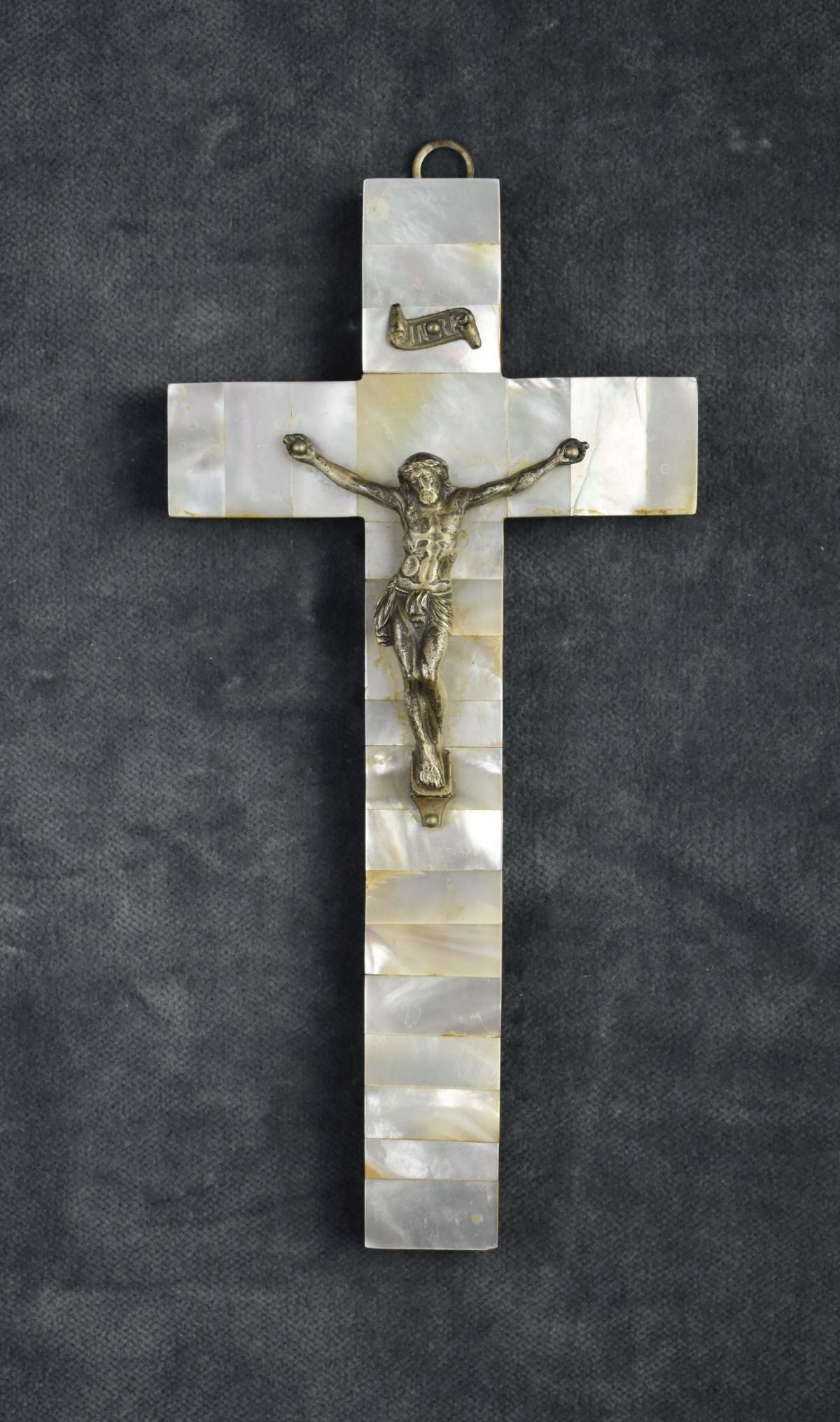 Perlmutterkreuz mit Jesusfigur aus Metall (Perlmutter- und Heimatmuseum Adorf CC BY-NC-SA)