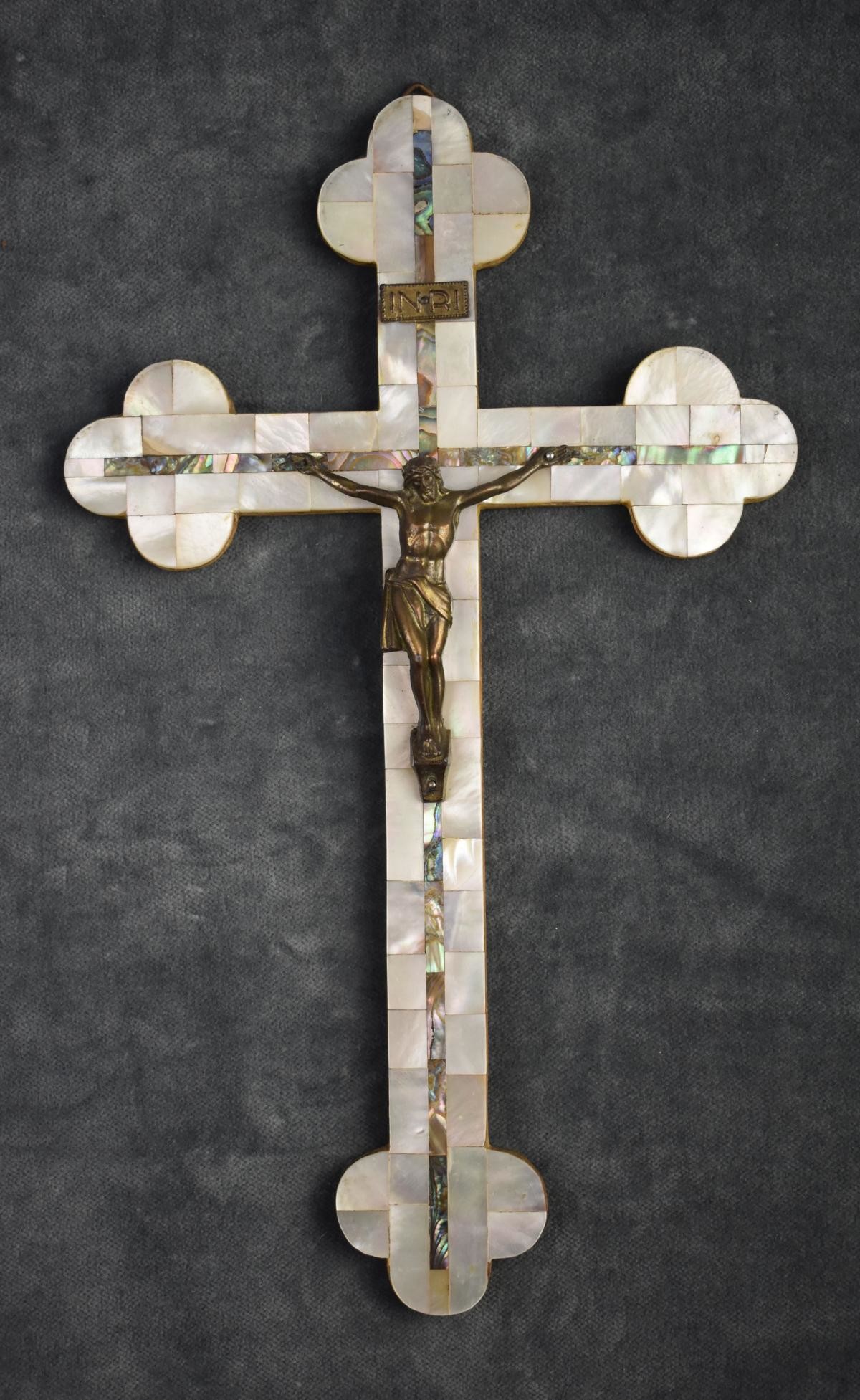 Perlmutterkreuz mit Jesusfigur aus Metall (Perlmutter- und Heimatmuseum Adorf CC BY-NC-SA)