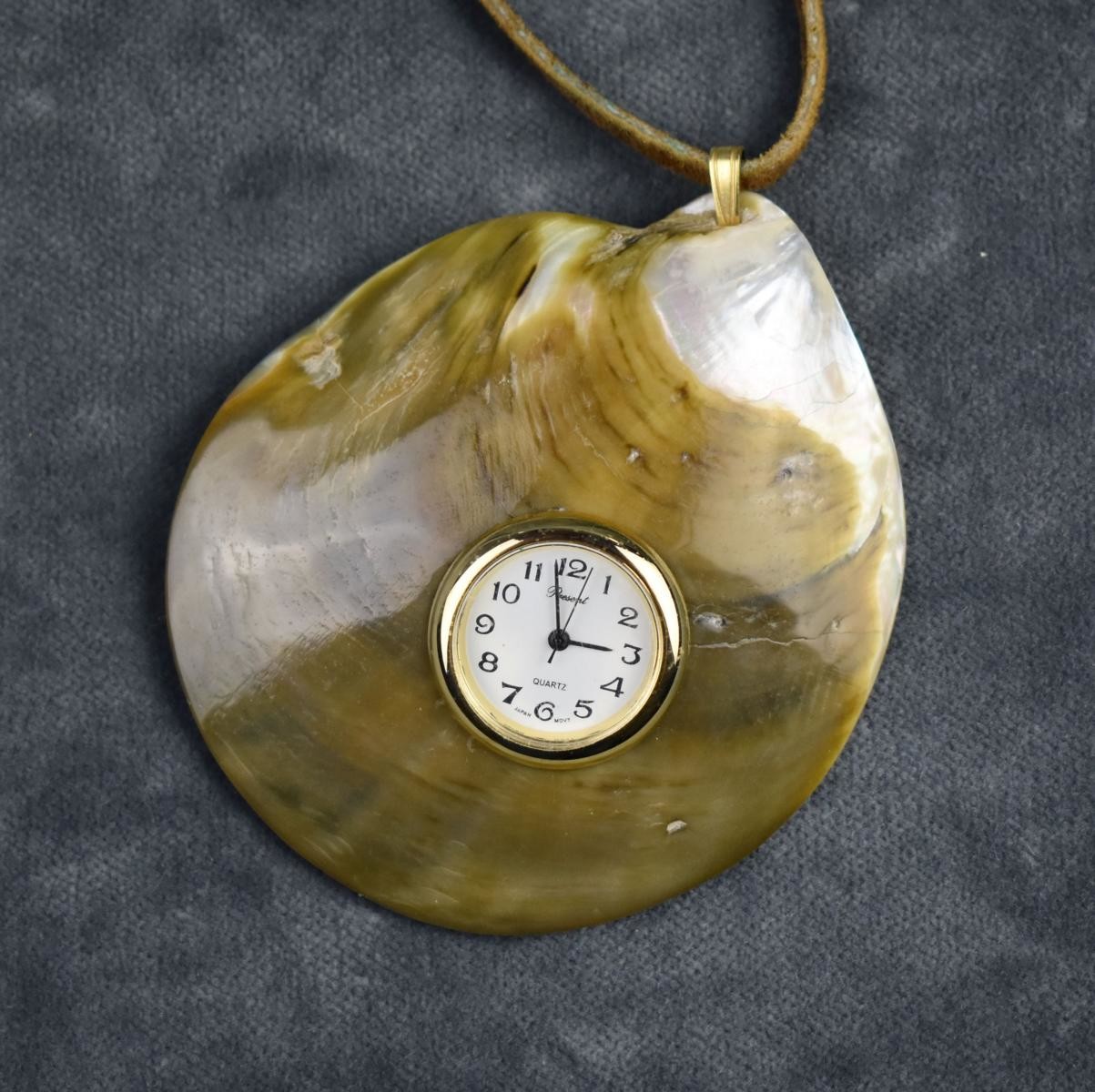 Halskette mit Uhr (Perlmutter- und Heimatmuseum Adorf CC BY-NC-SA)