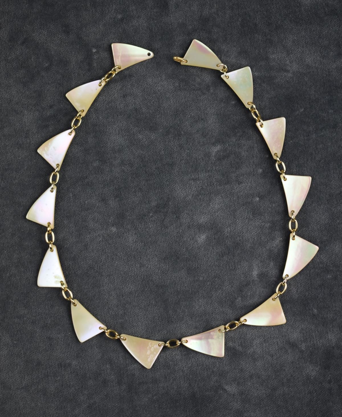 Halskette mit dreieckigen Perlmutterplättchen (Perlmutter- und Heimatmuseum Adorf CC BY-NC-SA)