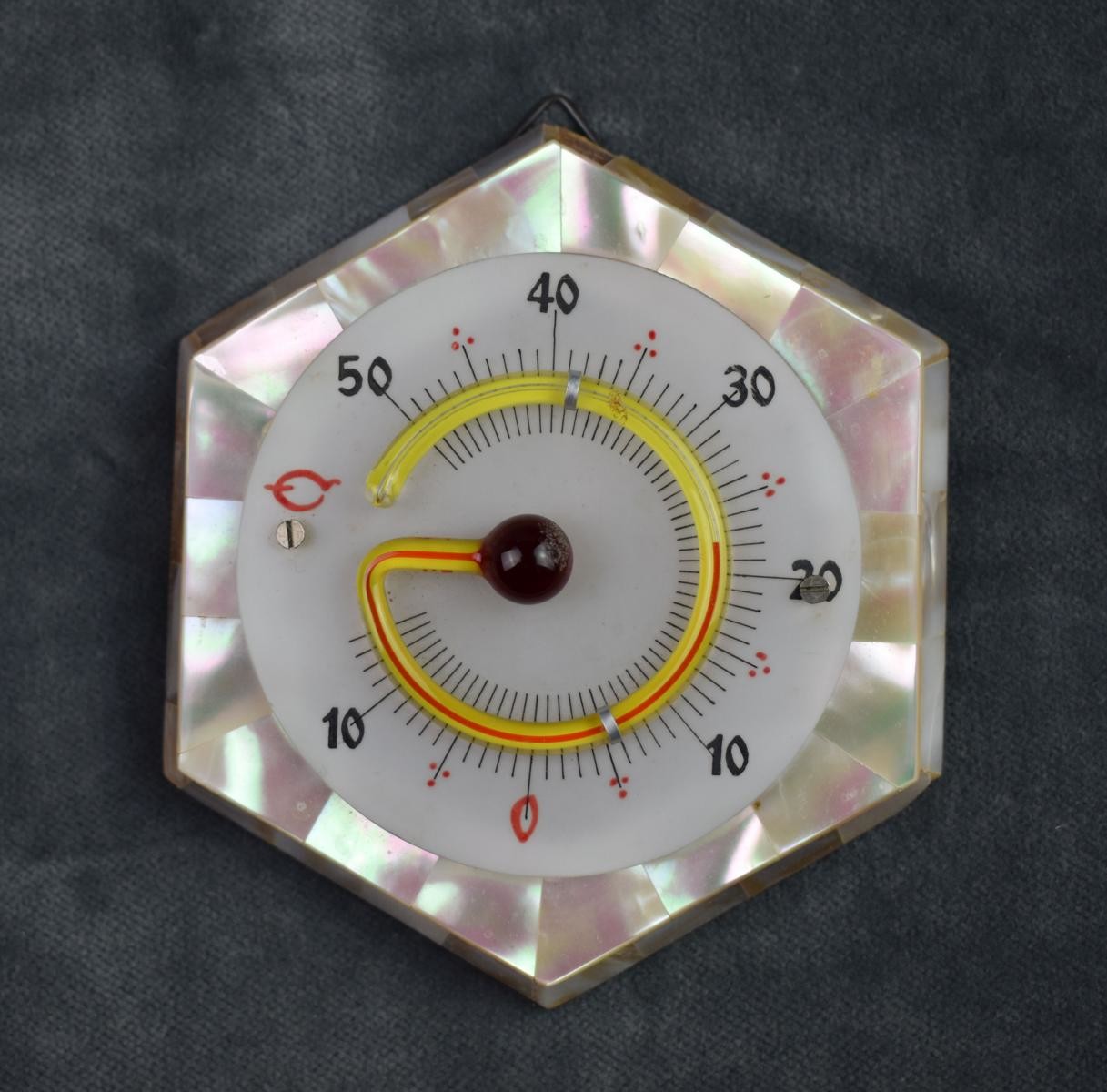Rundes Thermometer auf Perlmutter (Perlmutter- und Heimatmuseum Adorf CC BY-NC-SA)
