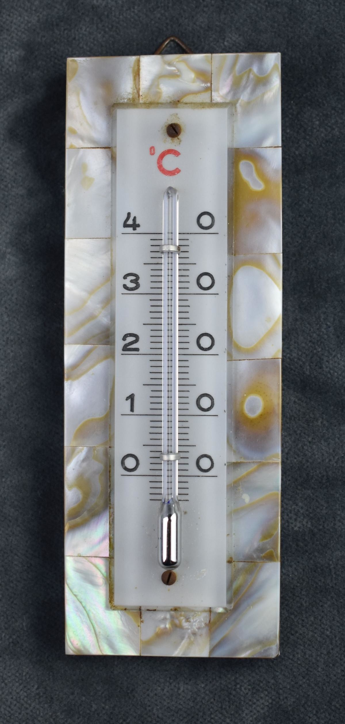 Thermometer mit Perlmutterplättchen (Perlmutter- und Heimatmuseum Adorf CC BY-NC-SA)