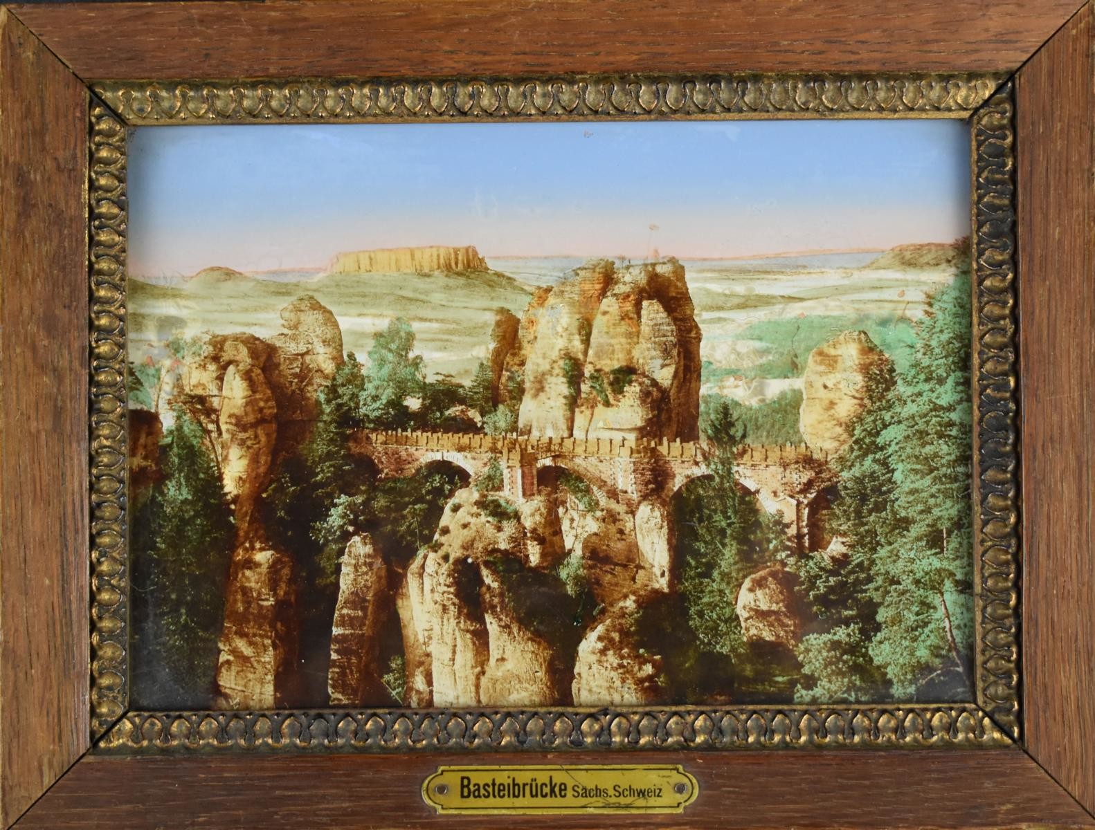 Glasbild mit Ansicht der Basteibrücke (Perlmutter- und Heimatmuseum Adorf CC BY-NC-SA)