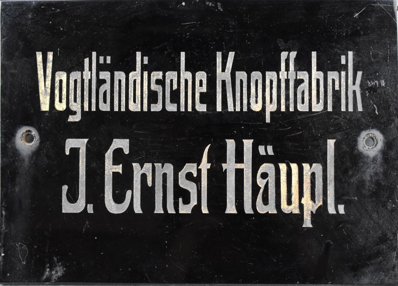 Firmenschild Vogtländische Knopffabrik J. Ernst Häupl (Perlmutter- und Heimatmuseum Adorf CC BY-NC-SA)
