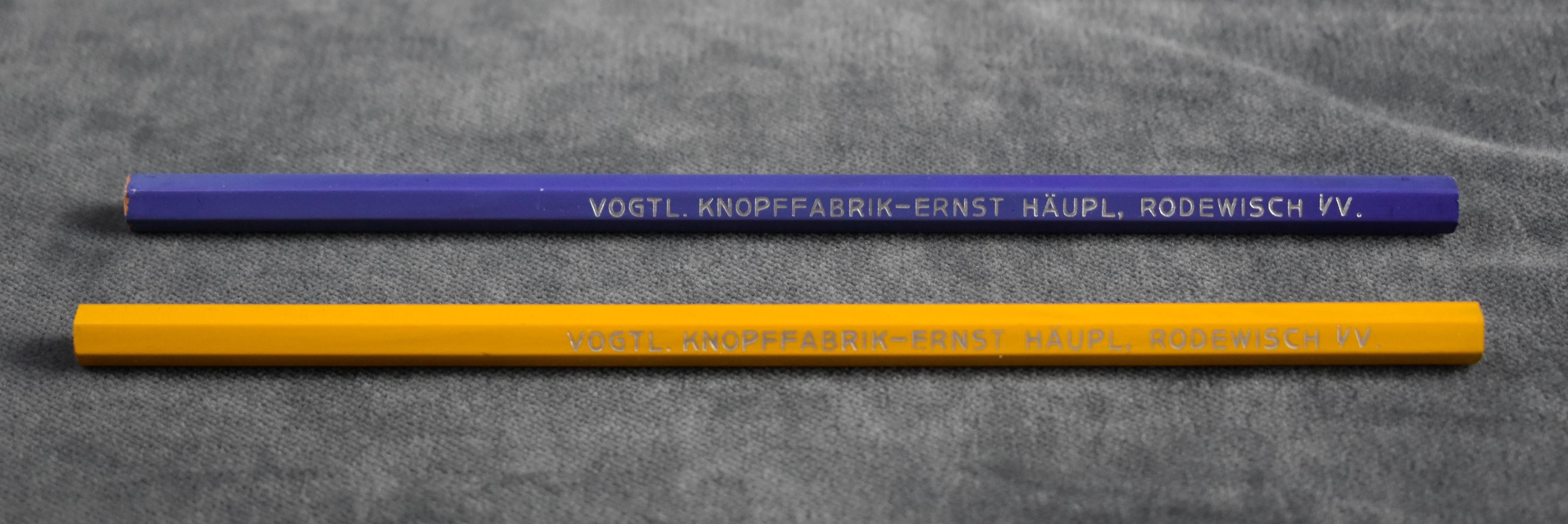 Zwei Bleistifte mit Firmenaufdruck Häupl (Perlmutter- und Heimatmuseum Adorf CC BY-NC-SA)