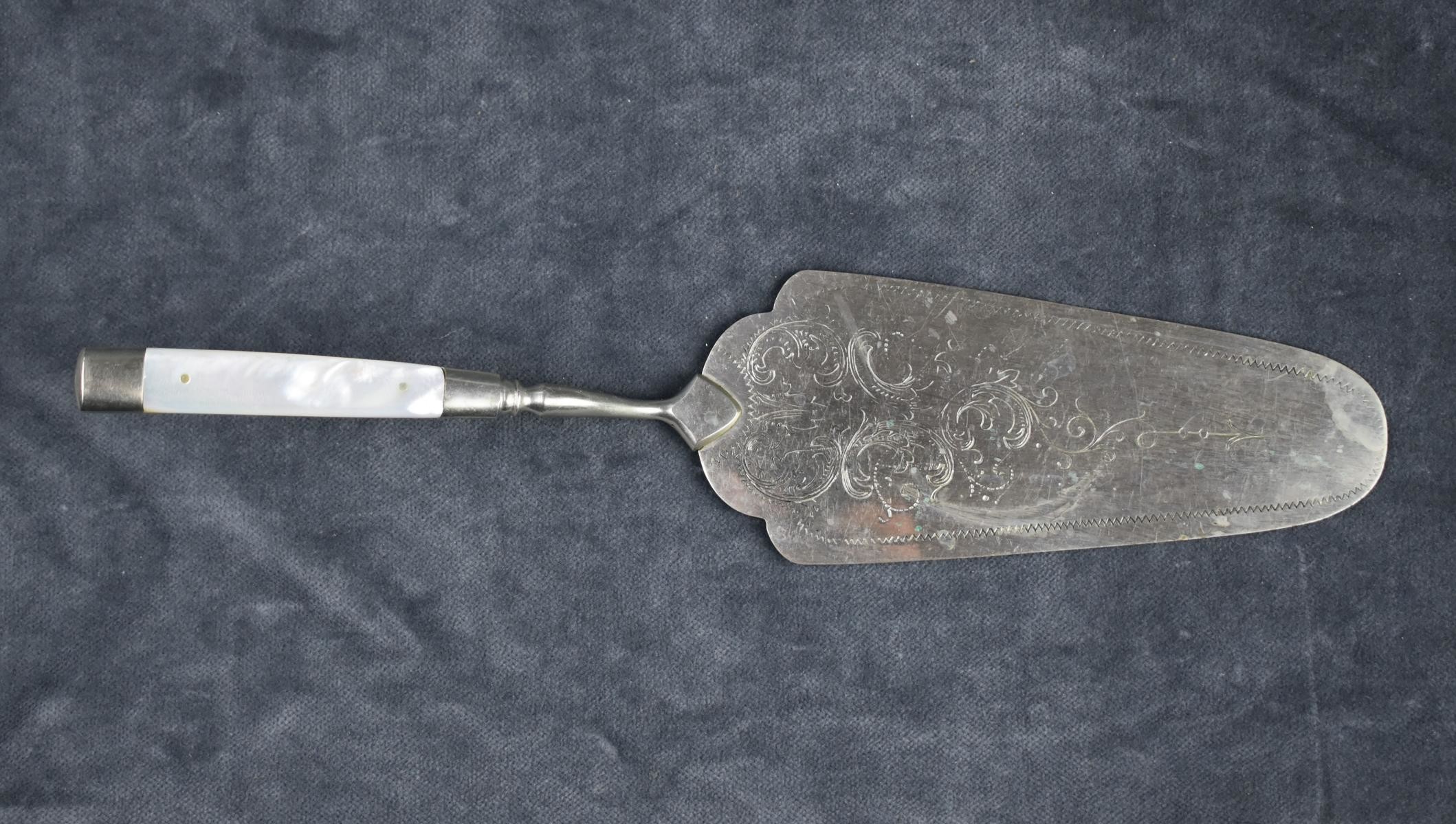 Tortenheber mit Perlmuttereinlage (Perlmutter- und Heimatmuseum Adorf CC BY-NC-SA)