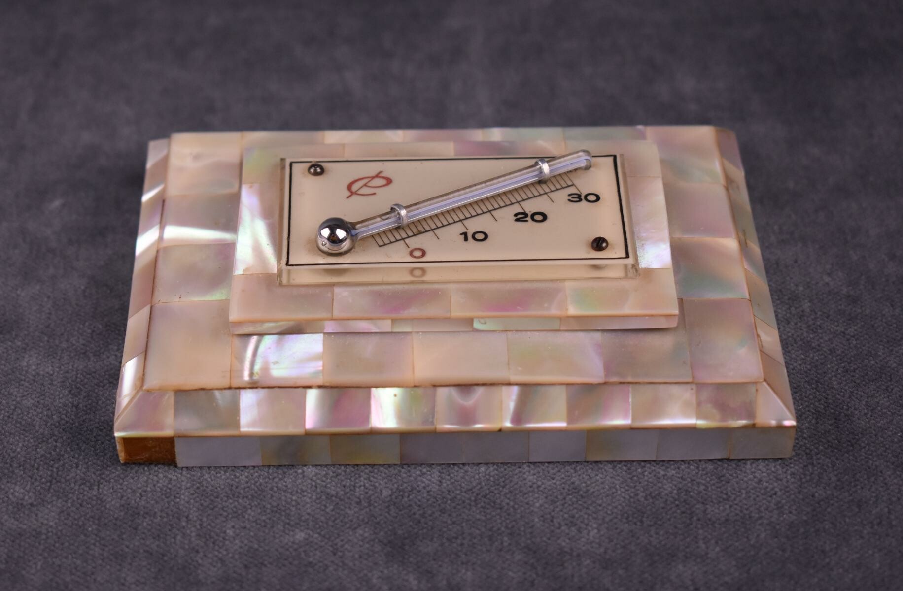 Querrechteckiges Thermometer mit Perlmutterplättchen (Perlmutter- und Heimatmuseum Adorf CC BY-NC-SA)