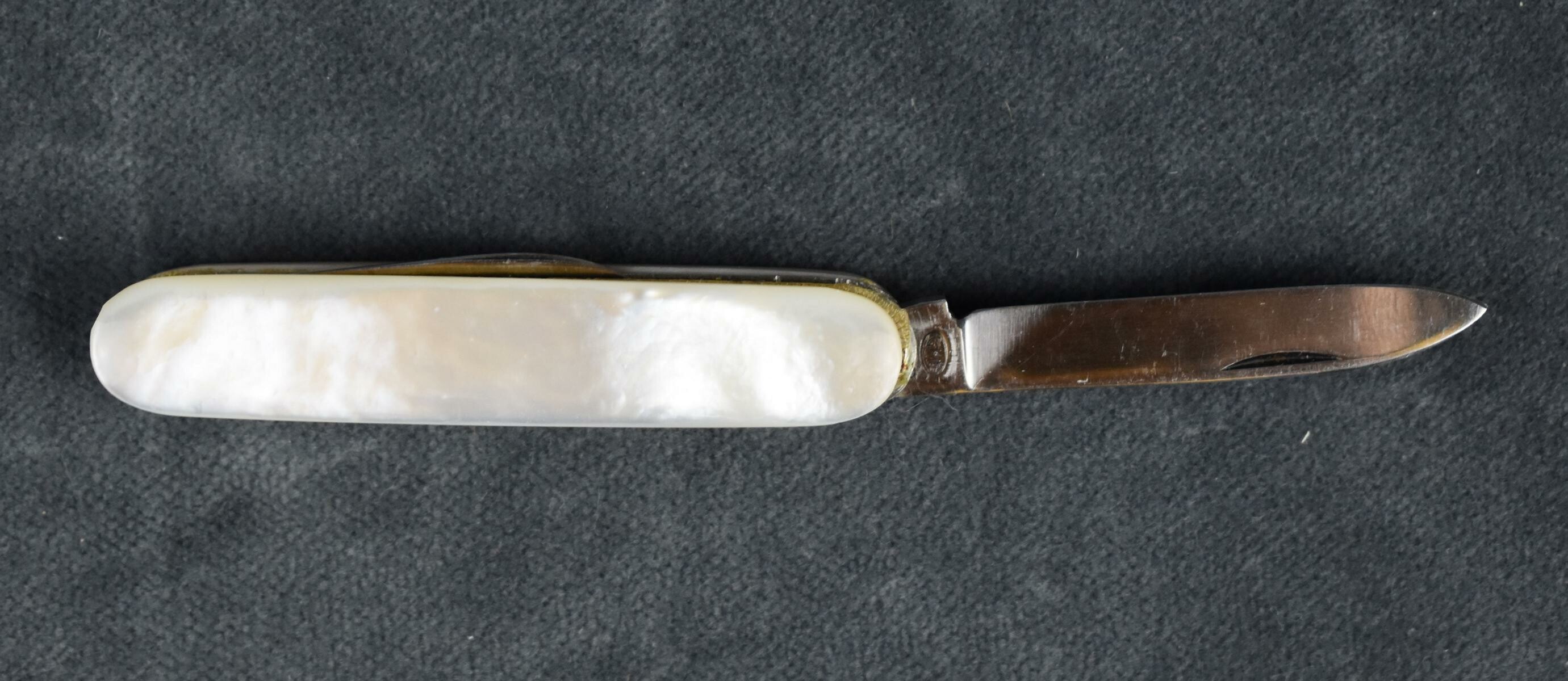 Taschenmesser mit Perlmutterimitat (Perlmutter- und Heimatmuseum Adorf CC BY-NC-SA)