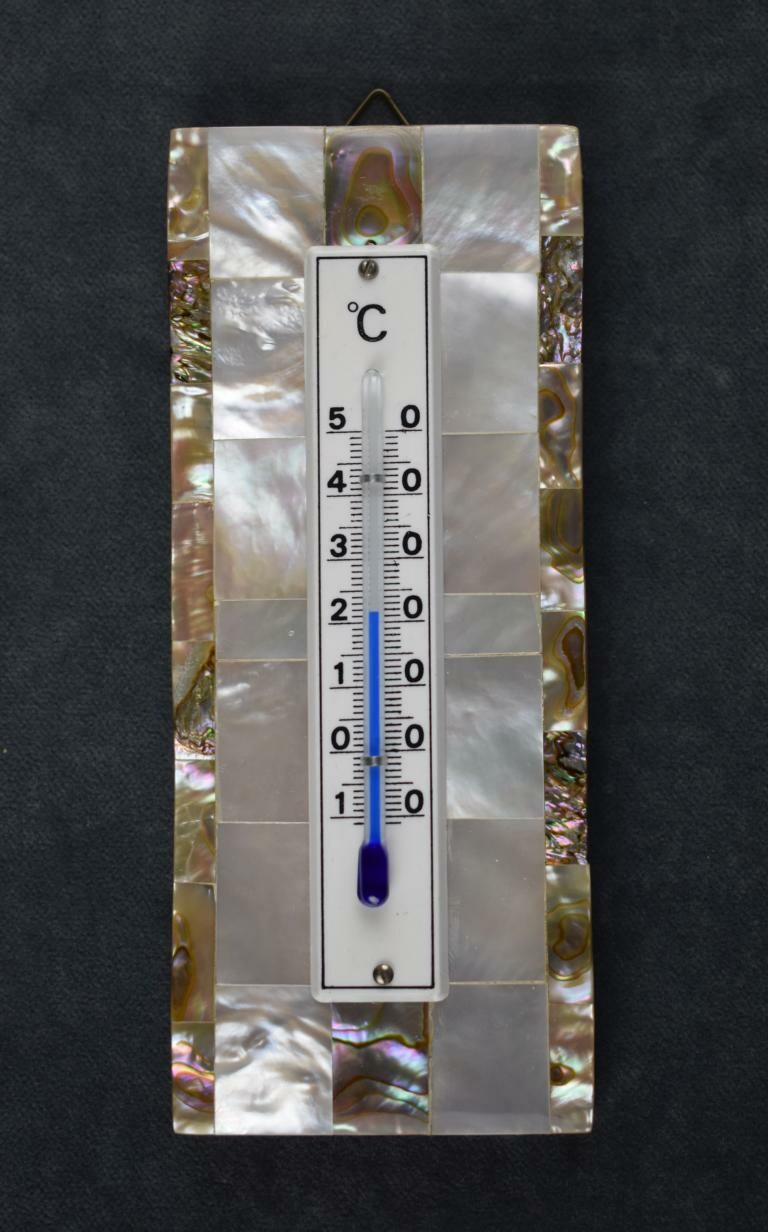 Thermometer mit Perlmutterplättchen (Perlmutter- und Heimatmuseum Adorf CC BY-NC-SA)